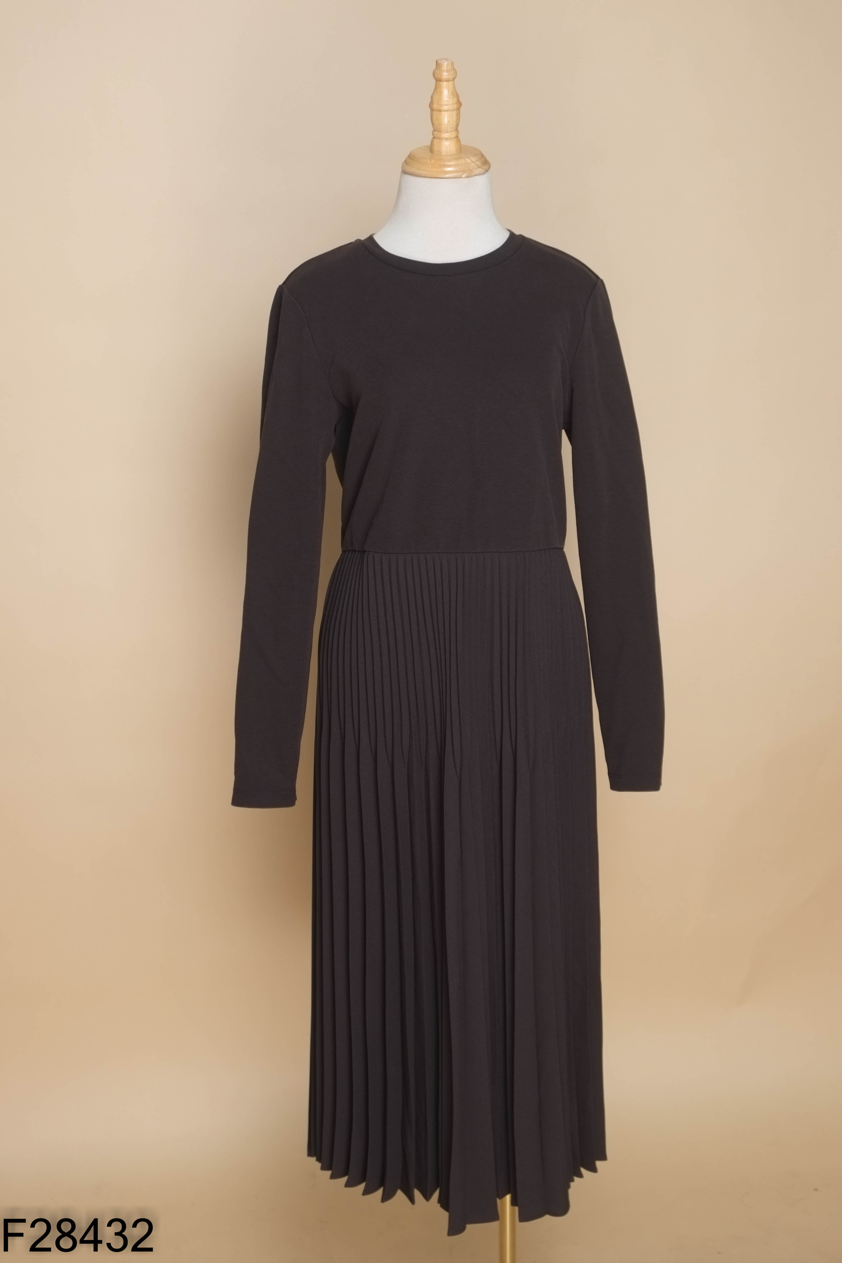 Váy đen trơn phối ly UNIQLO