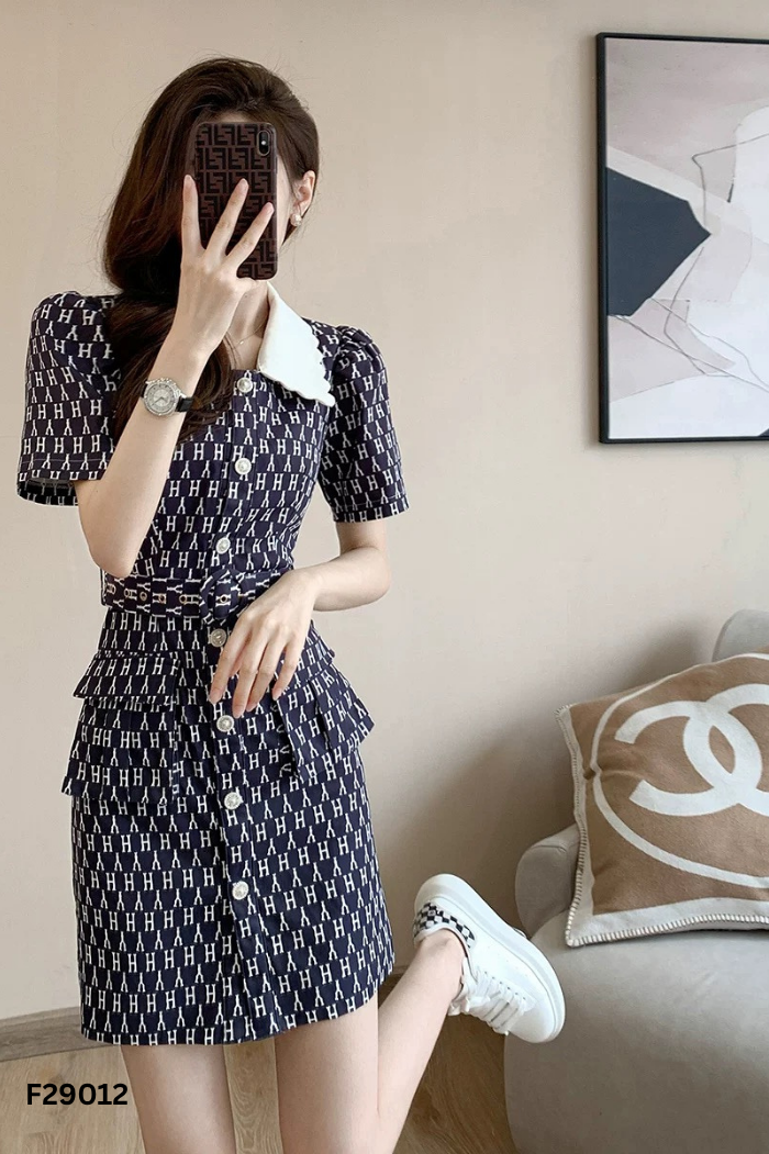 Váy nhỡ xanh họa tiết kèm đai