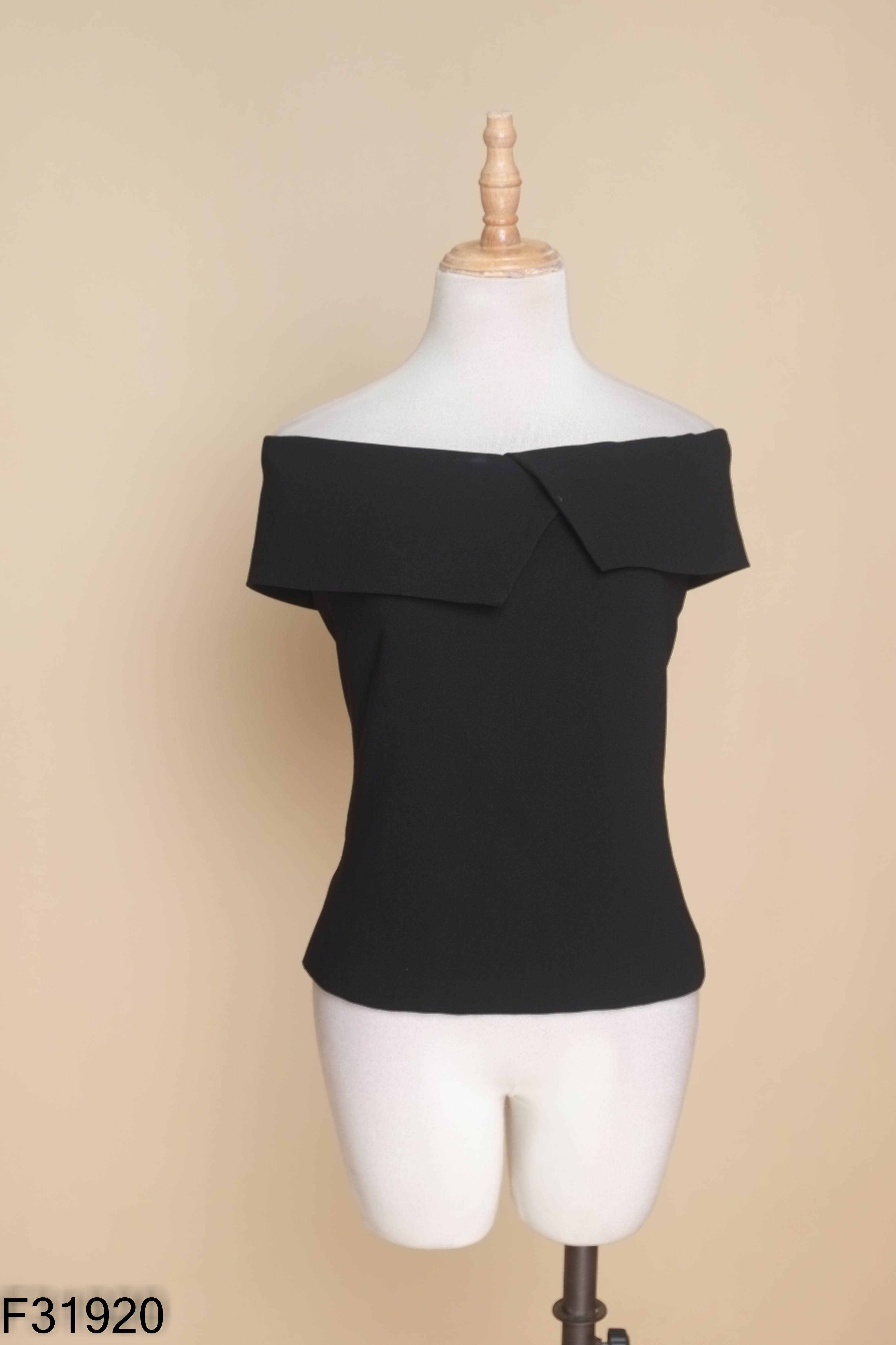 Áo đen LA STUDIO cổ bẻ