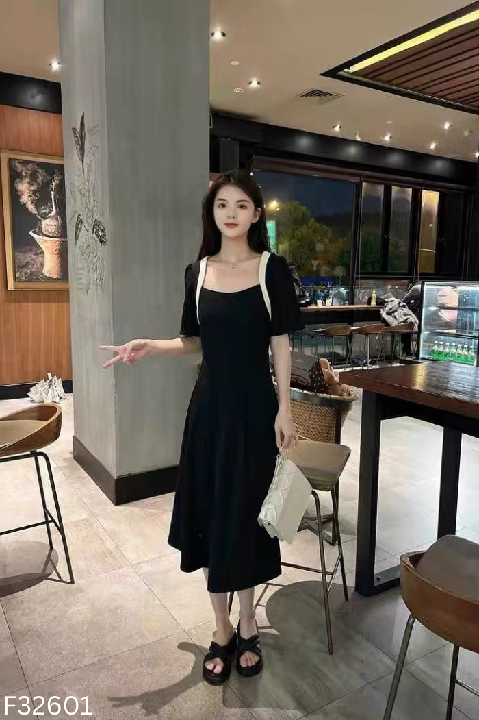 Váy đen phối trắng