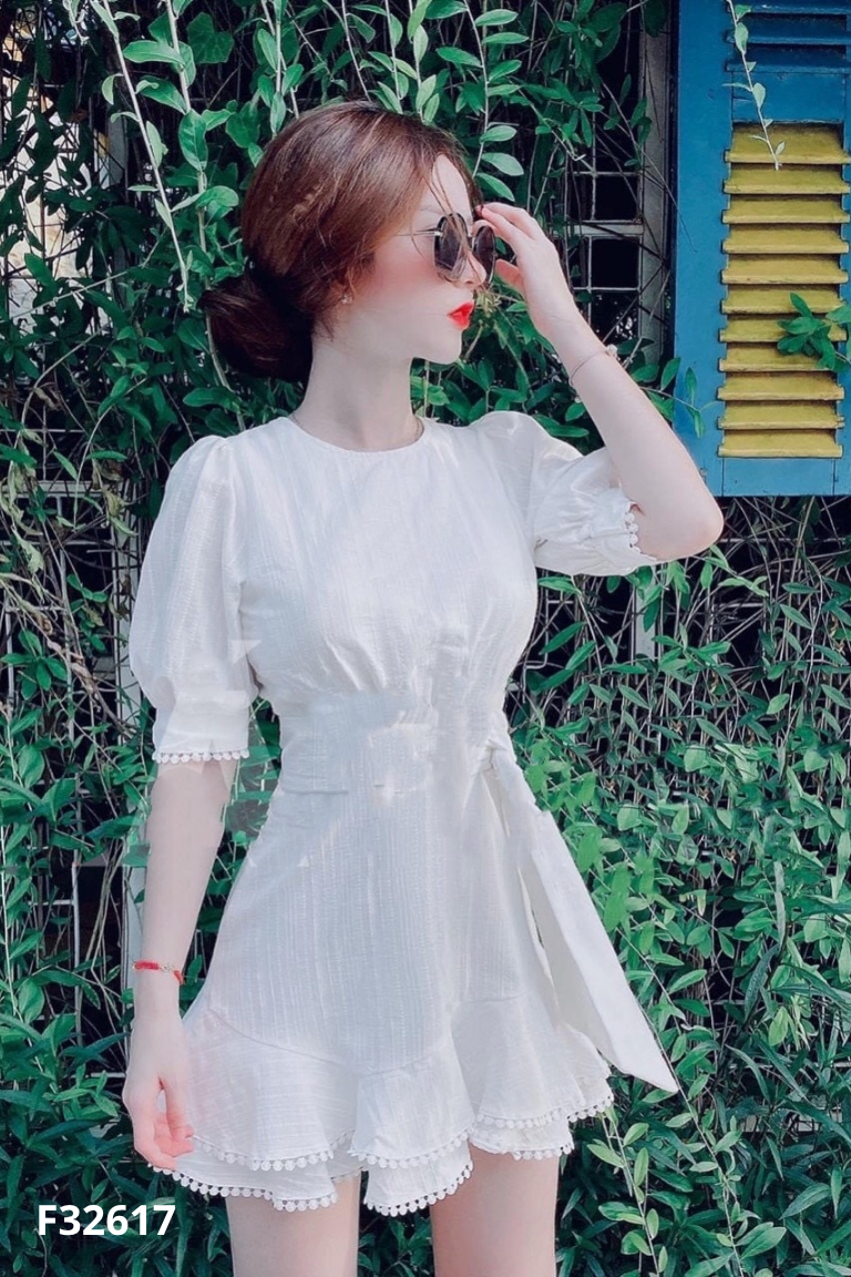 Váy kem trơn đuôi cá phối dây