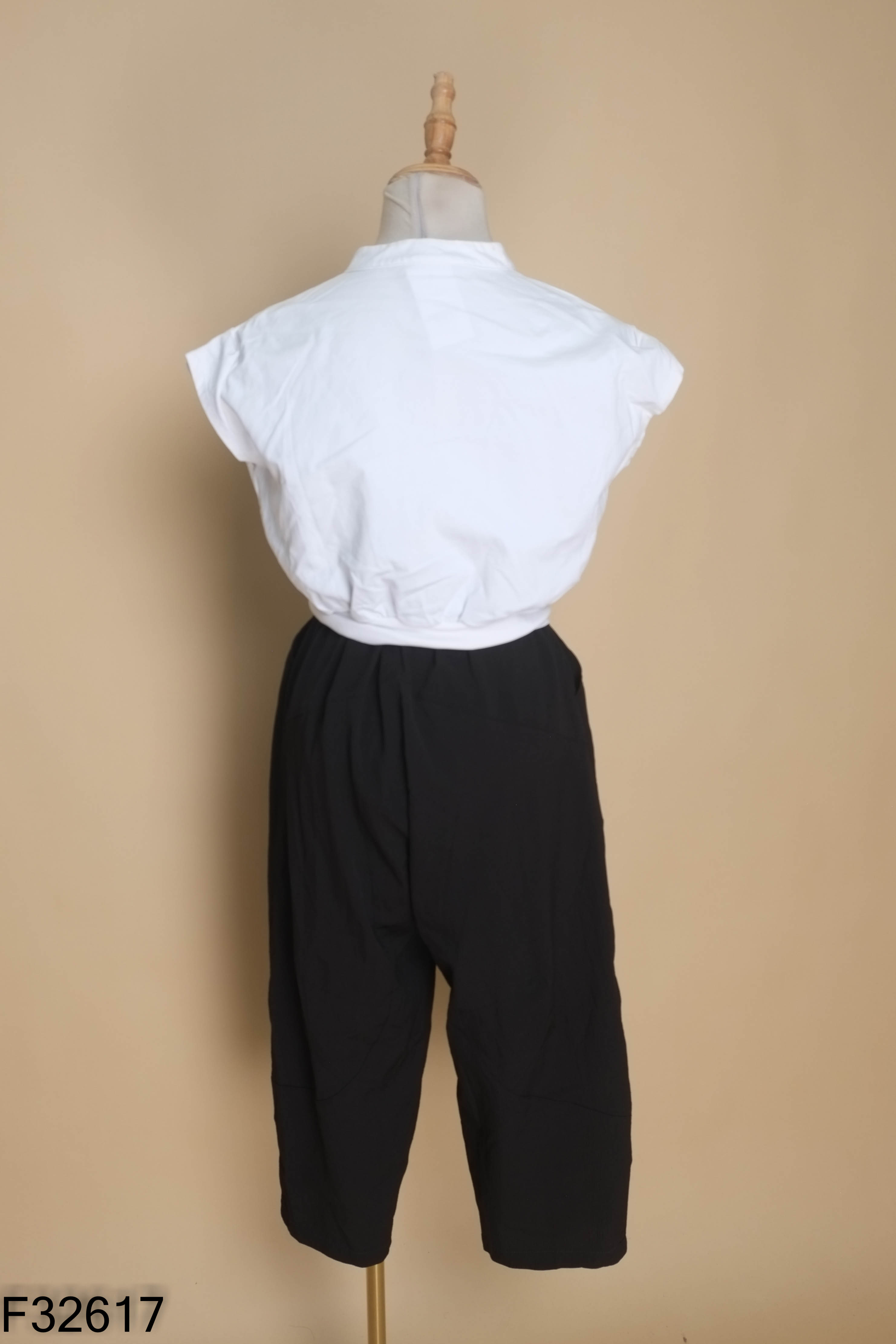 Set Áo trắng cổ tim + Quần đen dài