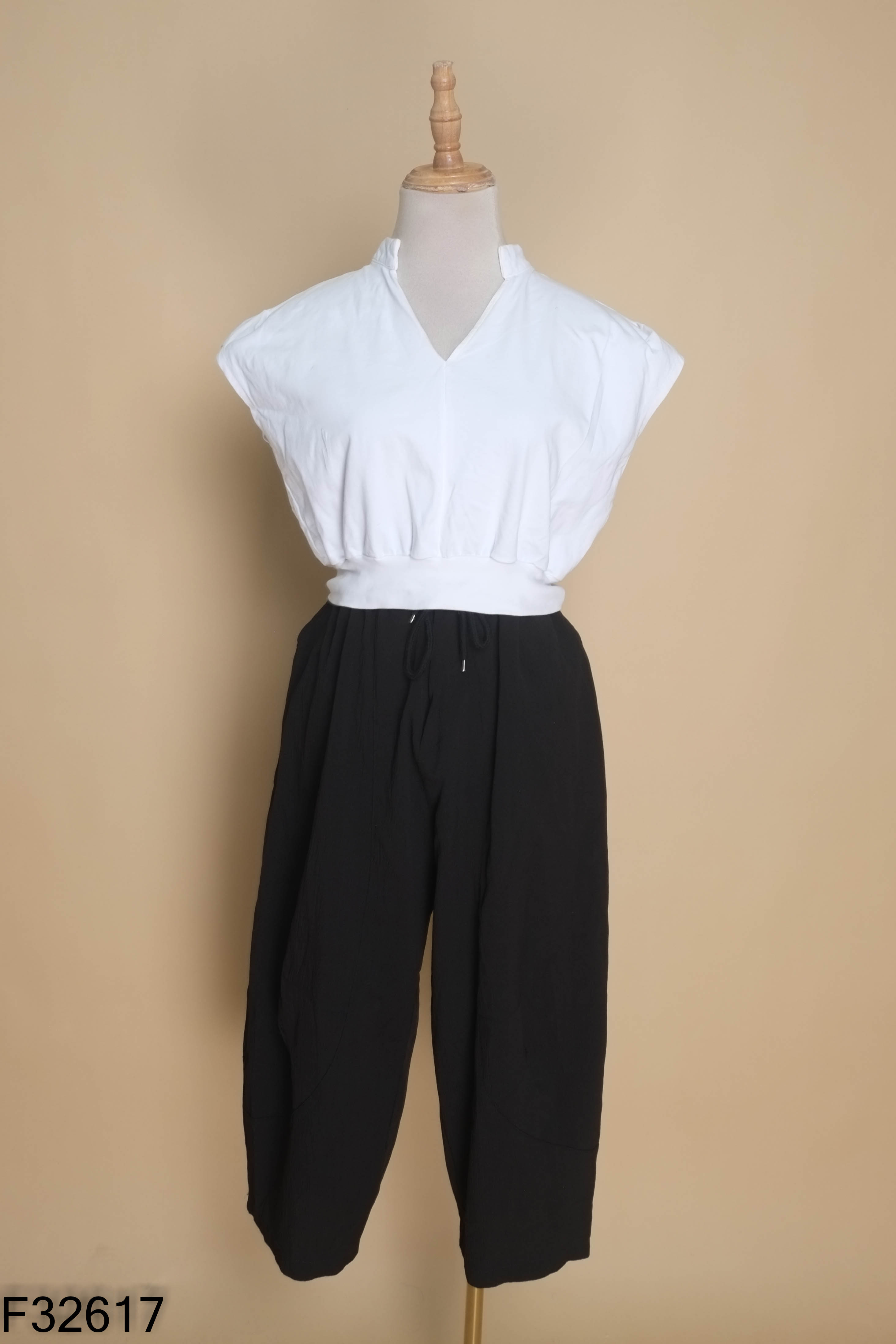 Set Áo trắng cổ tim + Quần đen dài