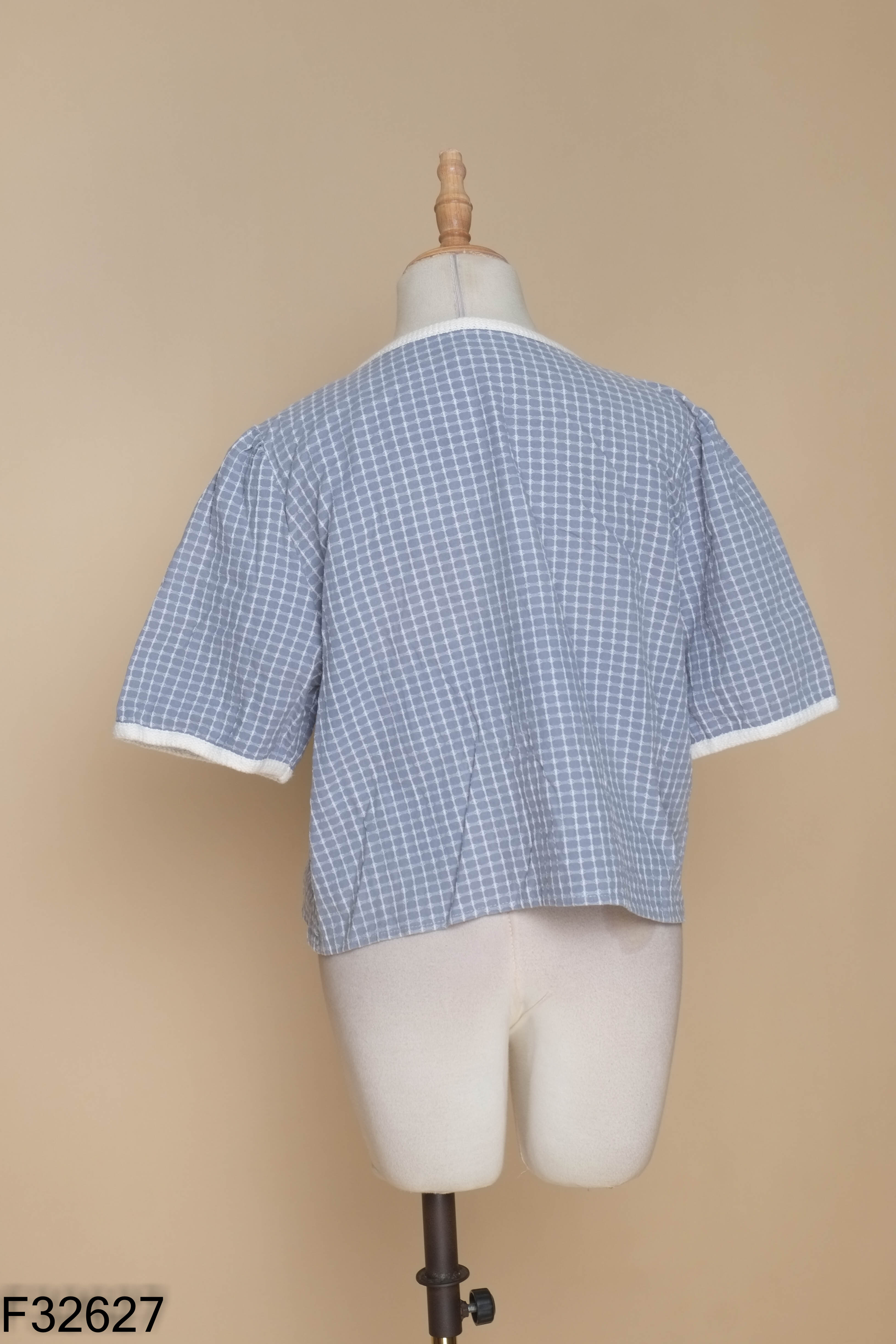 Áo xanh viền be phối cúc