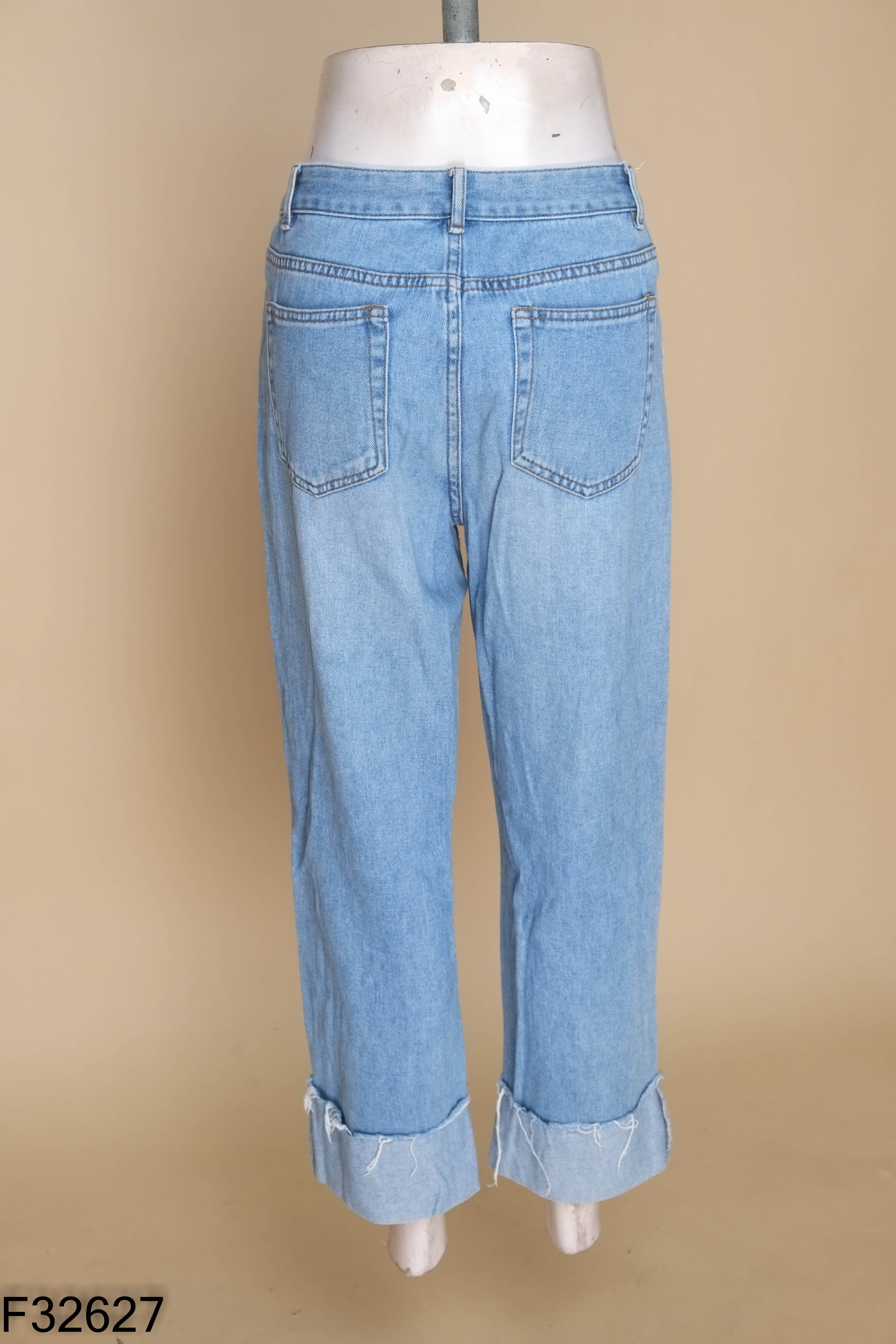 Quần jeans xanh sọc trắng