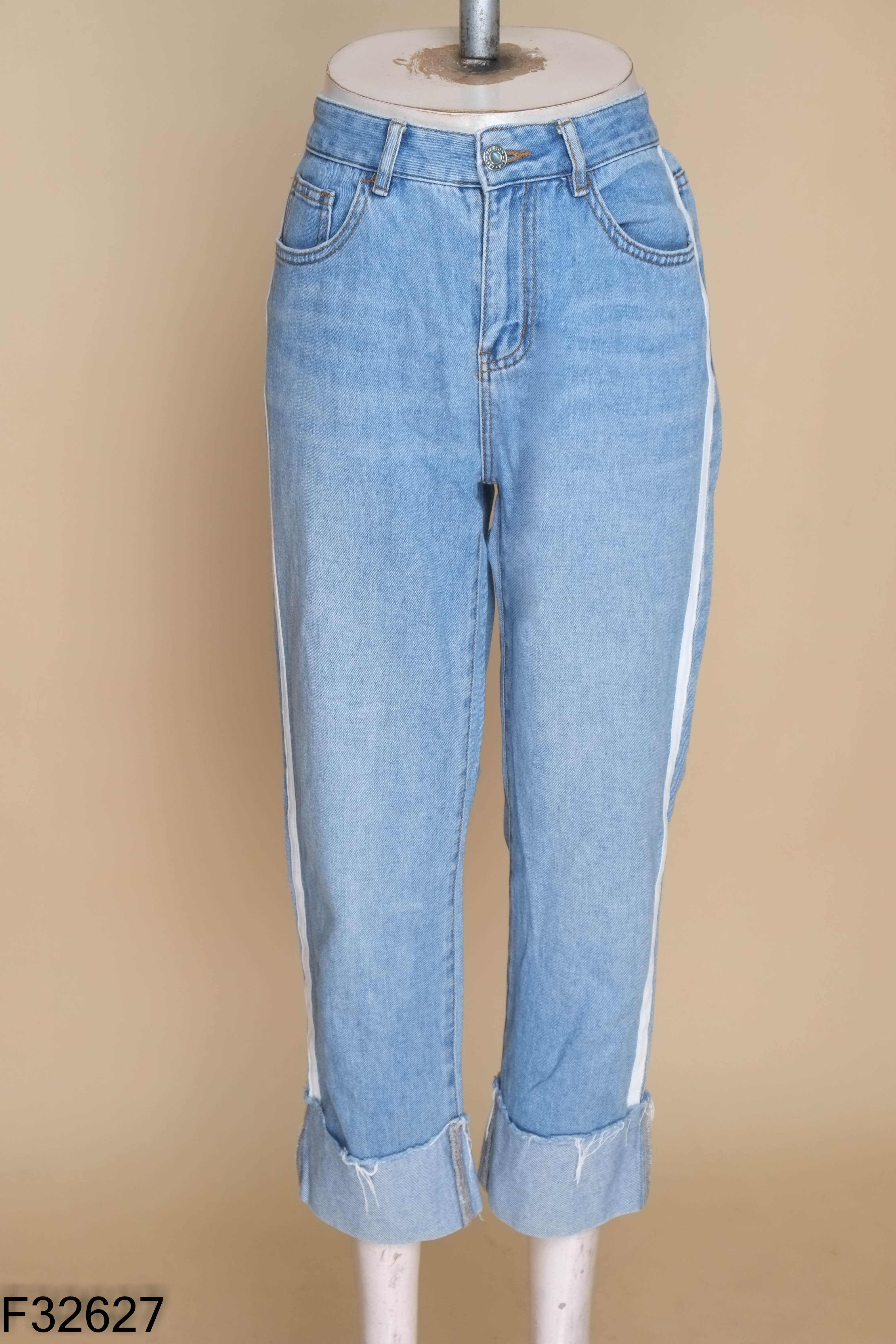 Quần jeans xanh sọc trắng