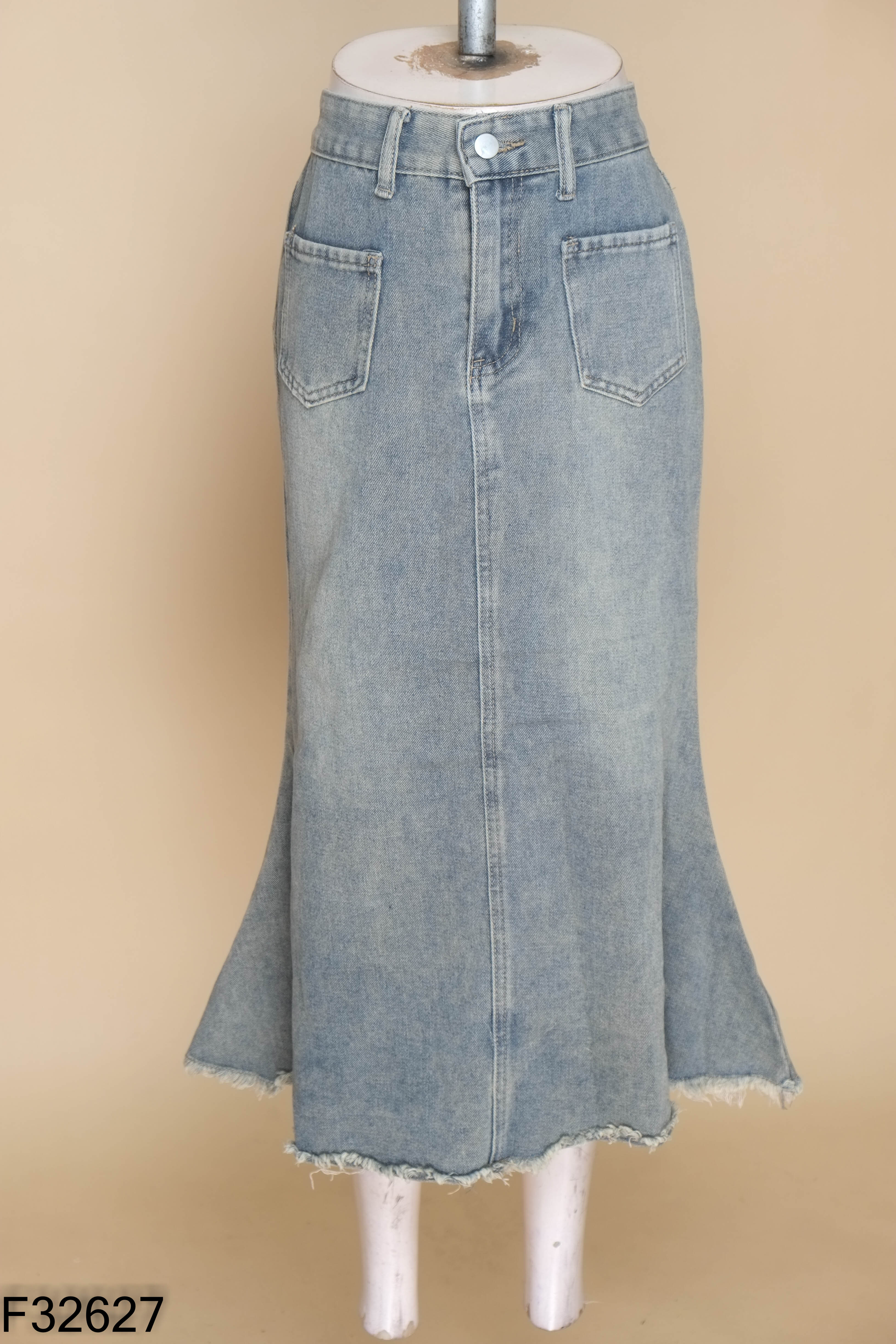 Chân váy jeans xanh cắt gấu