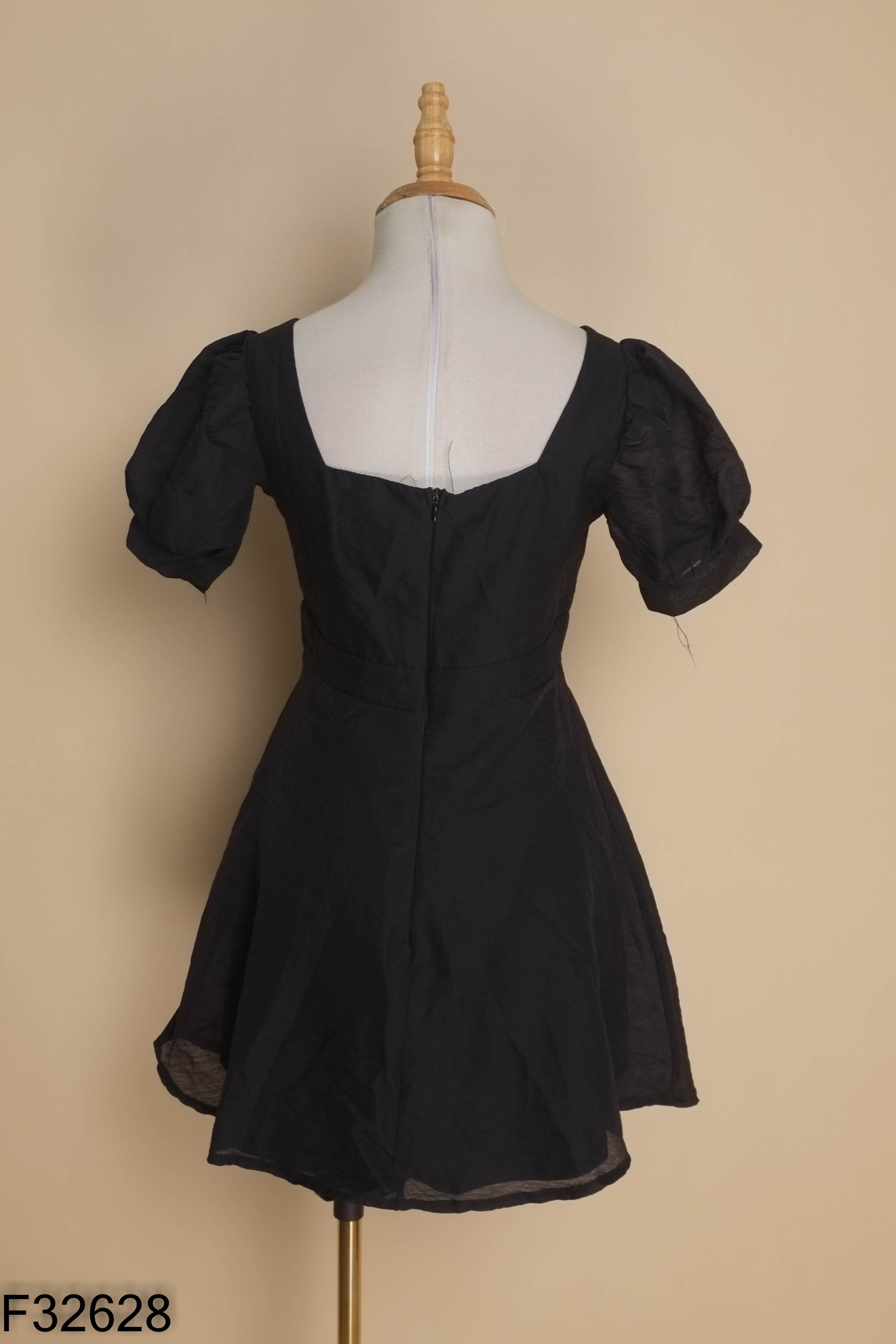 Váy chiffon đen cổ vuông