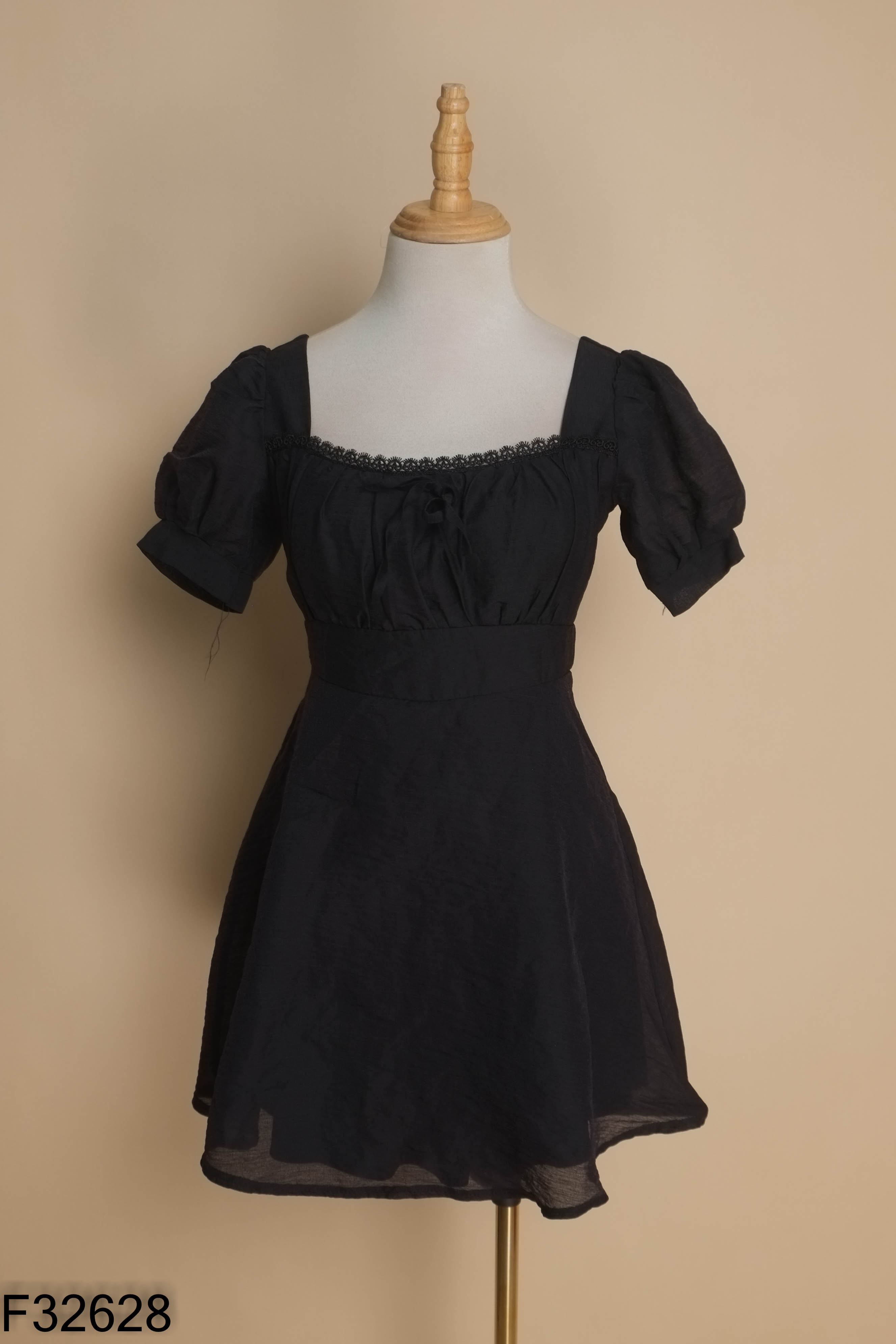 Váy chiffon đen cổ vuông