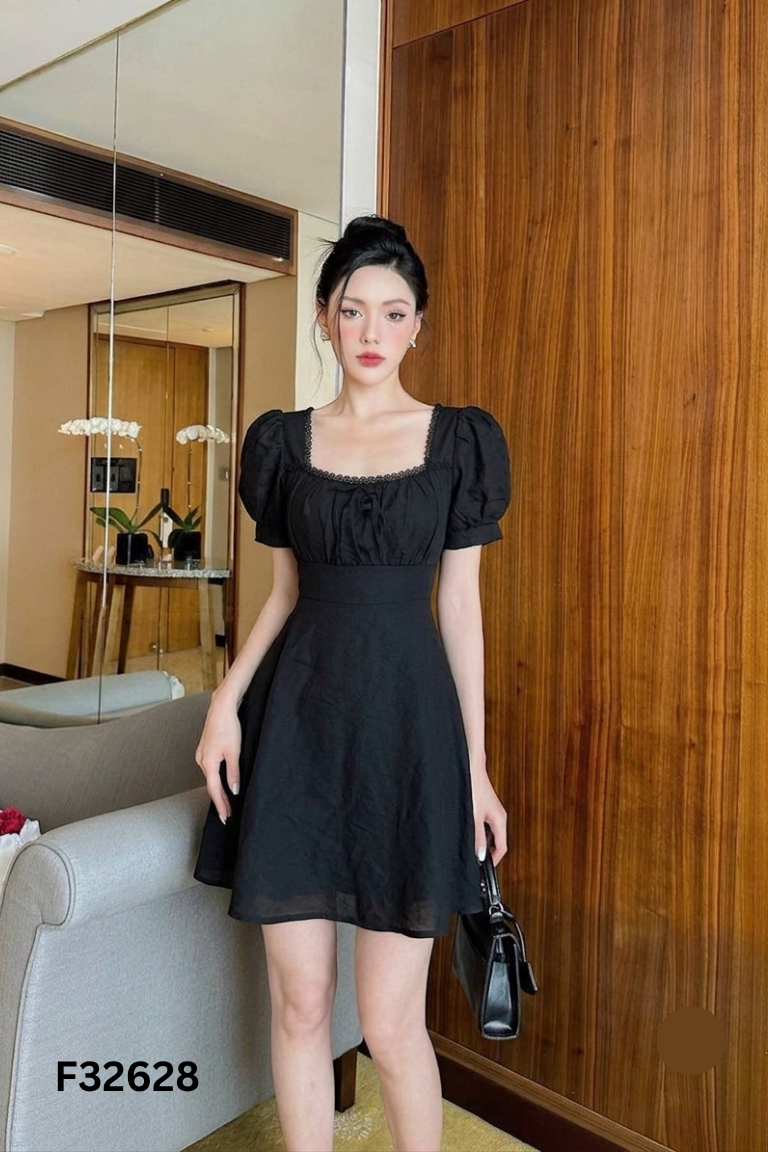 Váy chiffon đen cổ vuông