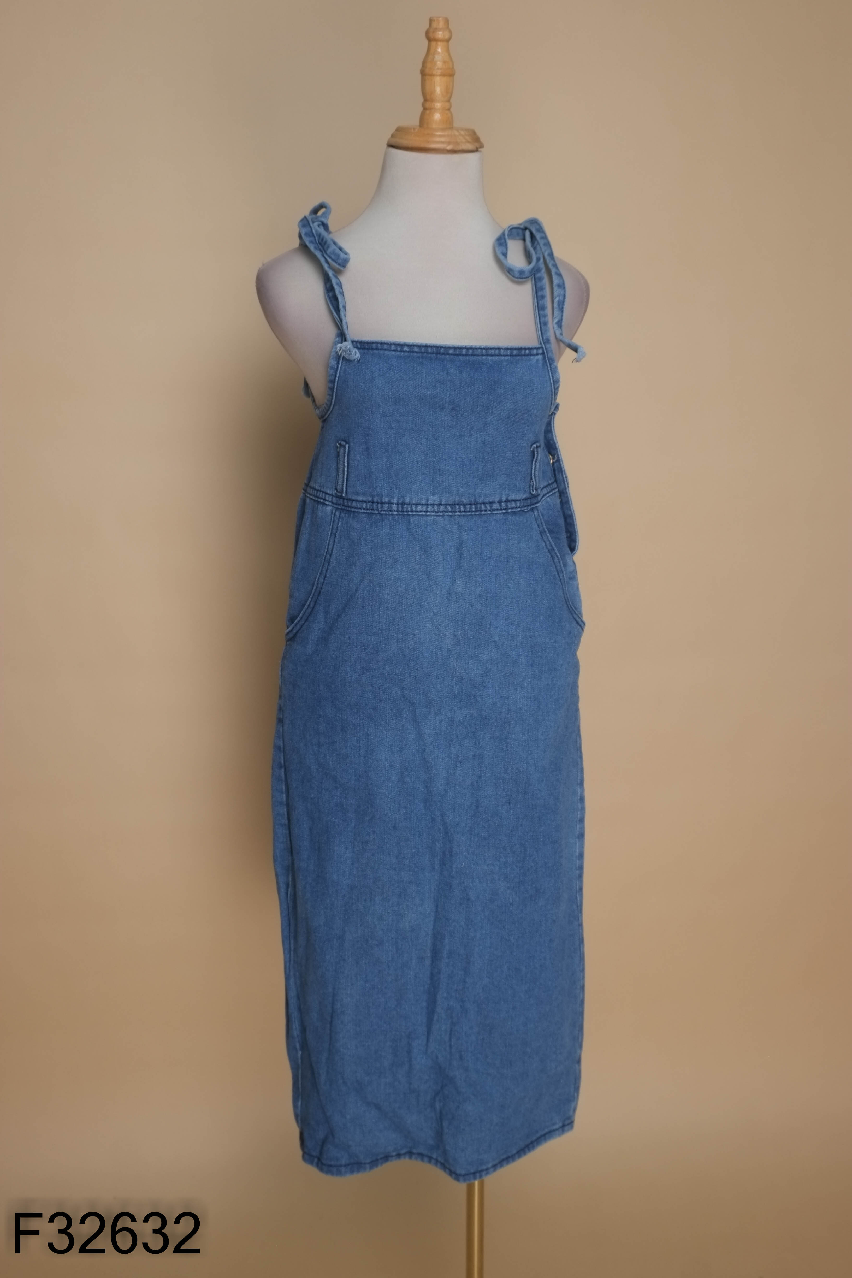 Váy yếm jeans xanh phối khuy