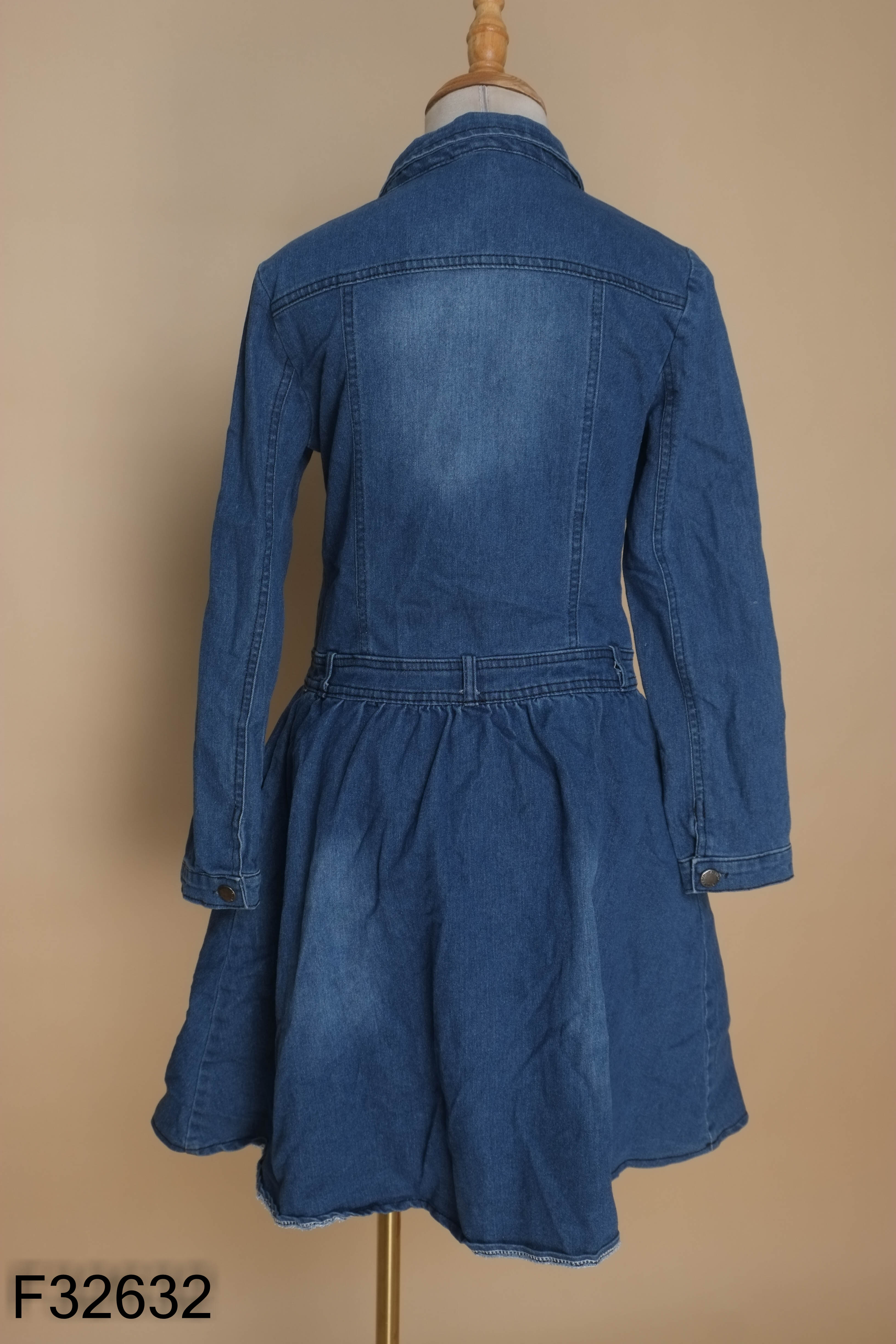 Váy jeans xanh dài tay phối khuy