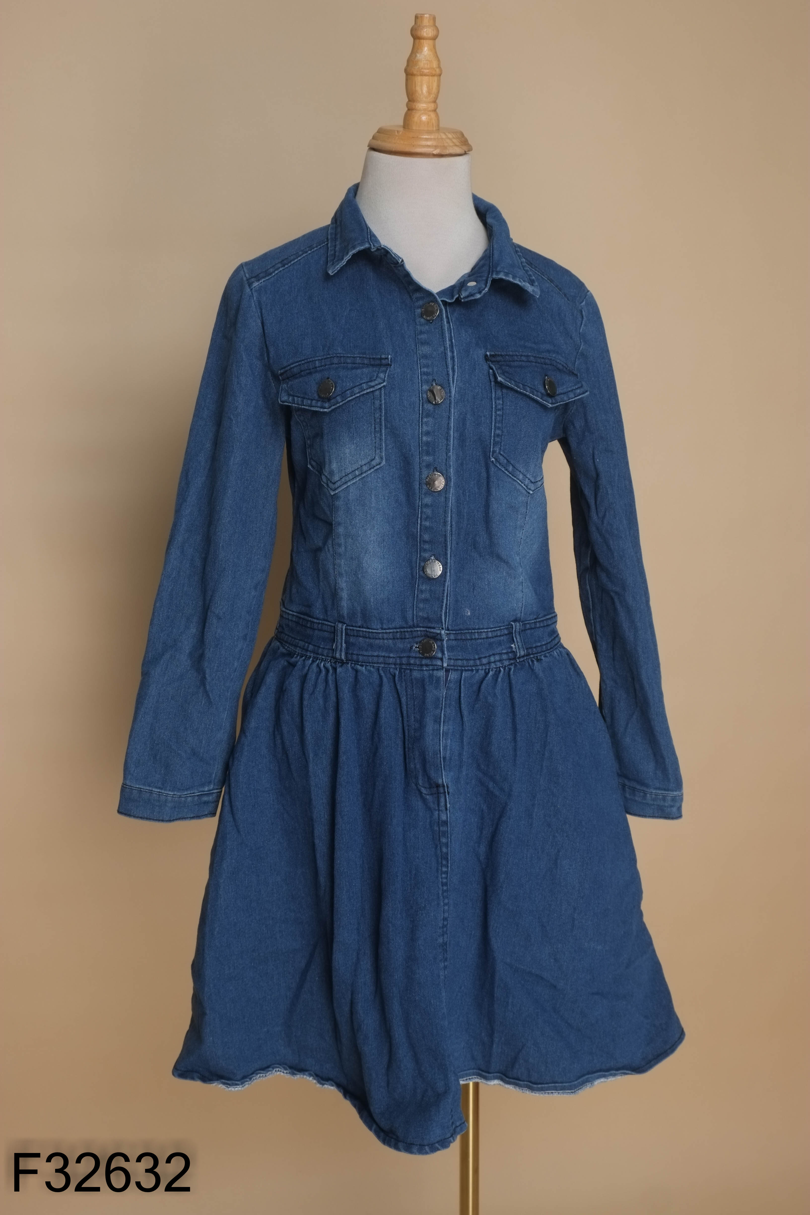 Váy jeans xanh dài tay phối khuy