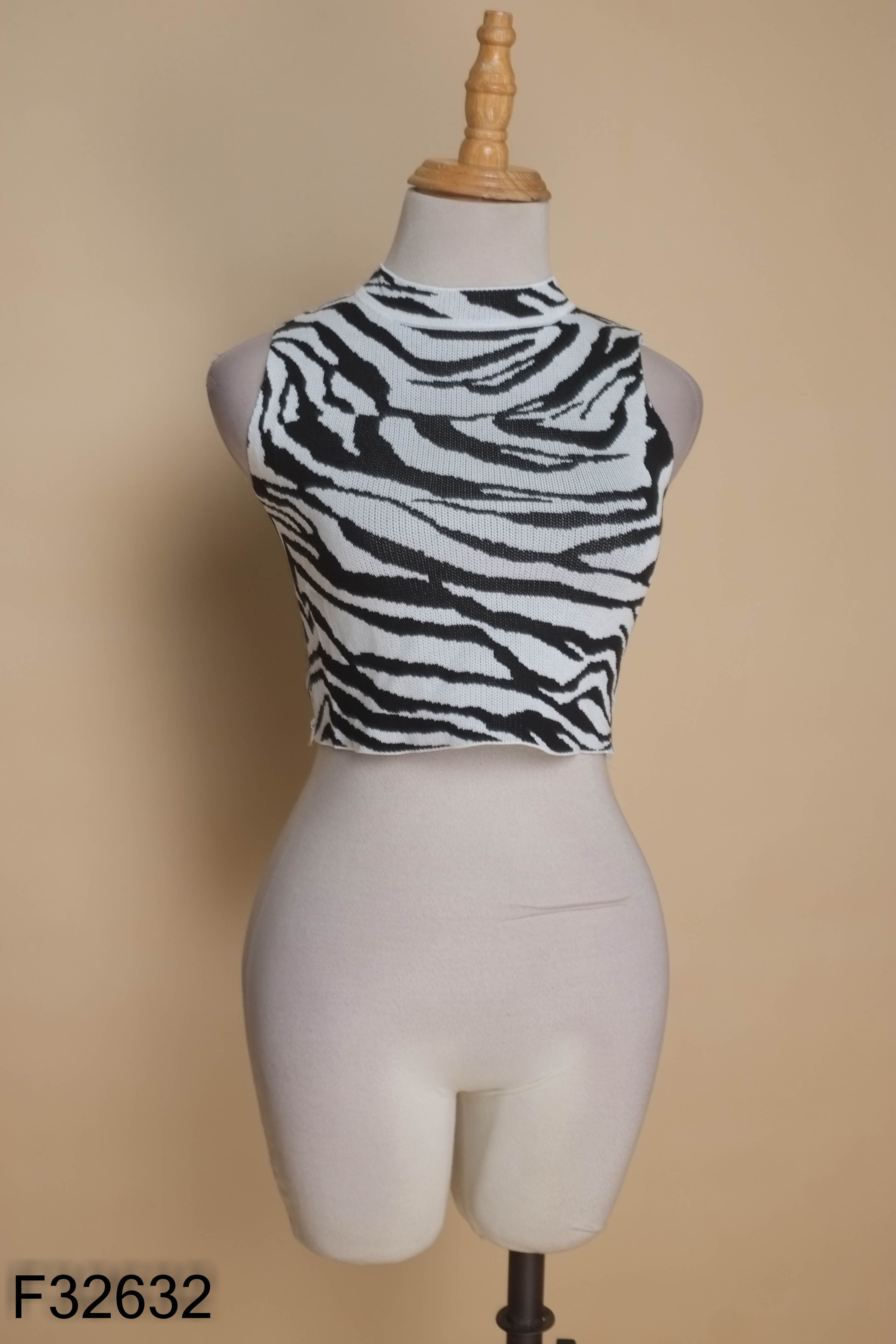 Áo croptop trắng phối ht đen