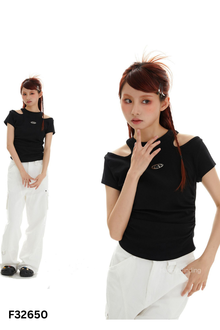 Áo len đen cổ yếm