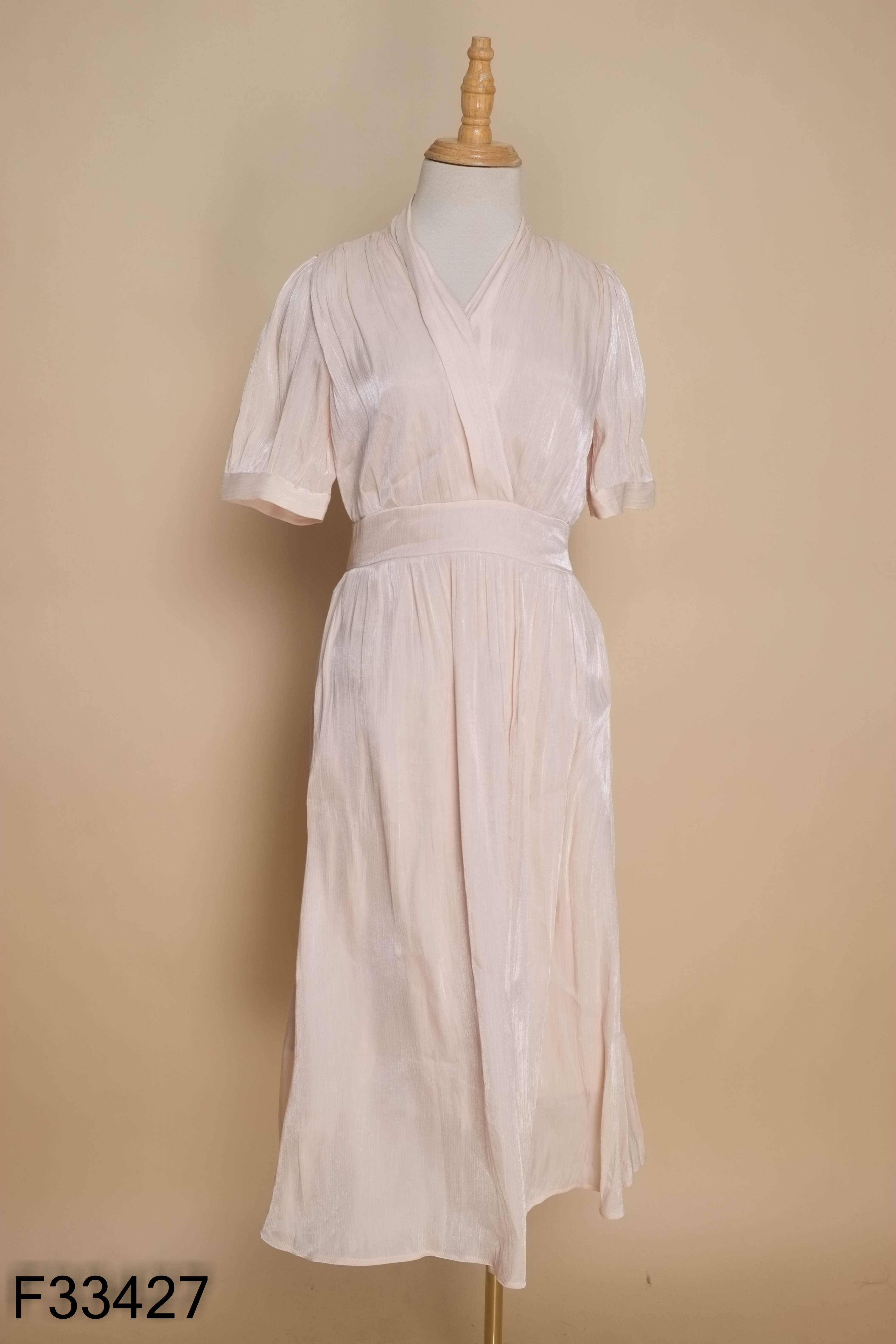 Váy organza be cổ V
