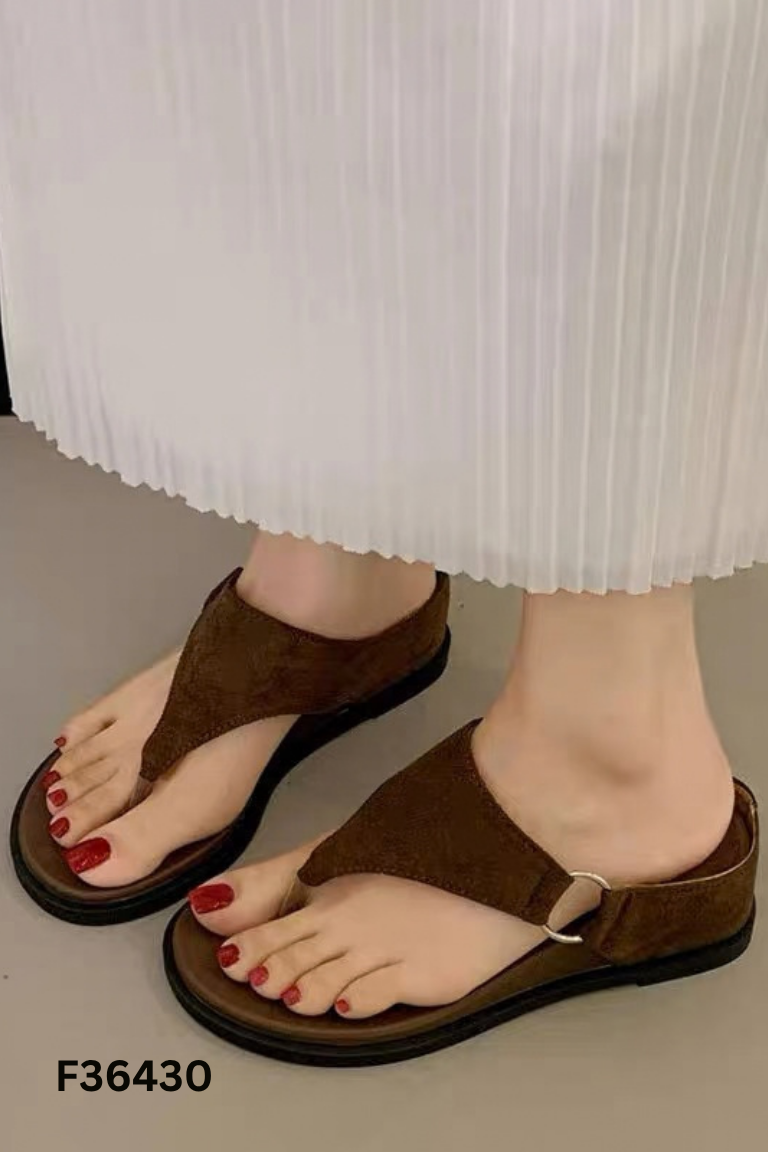 Dép xỏ ngón nâu