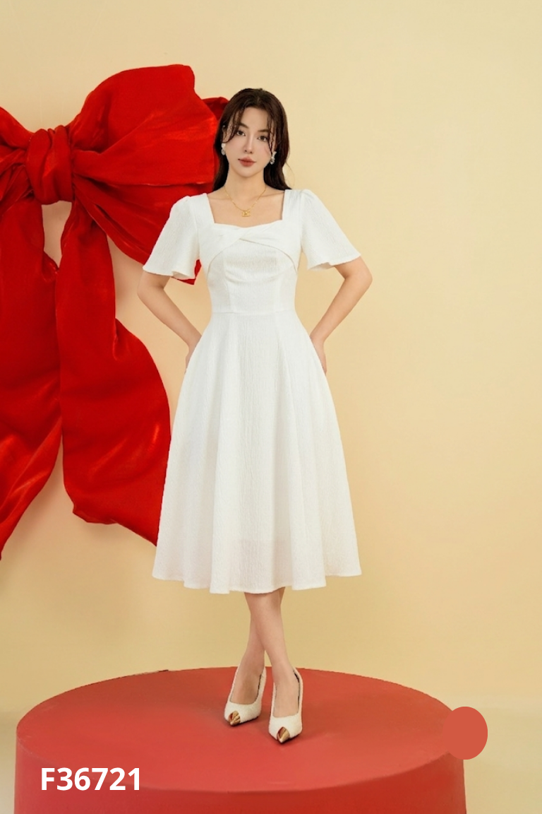 Váy trắng cổ vuông