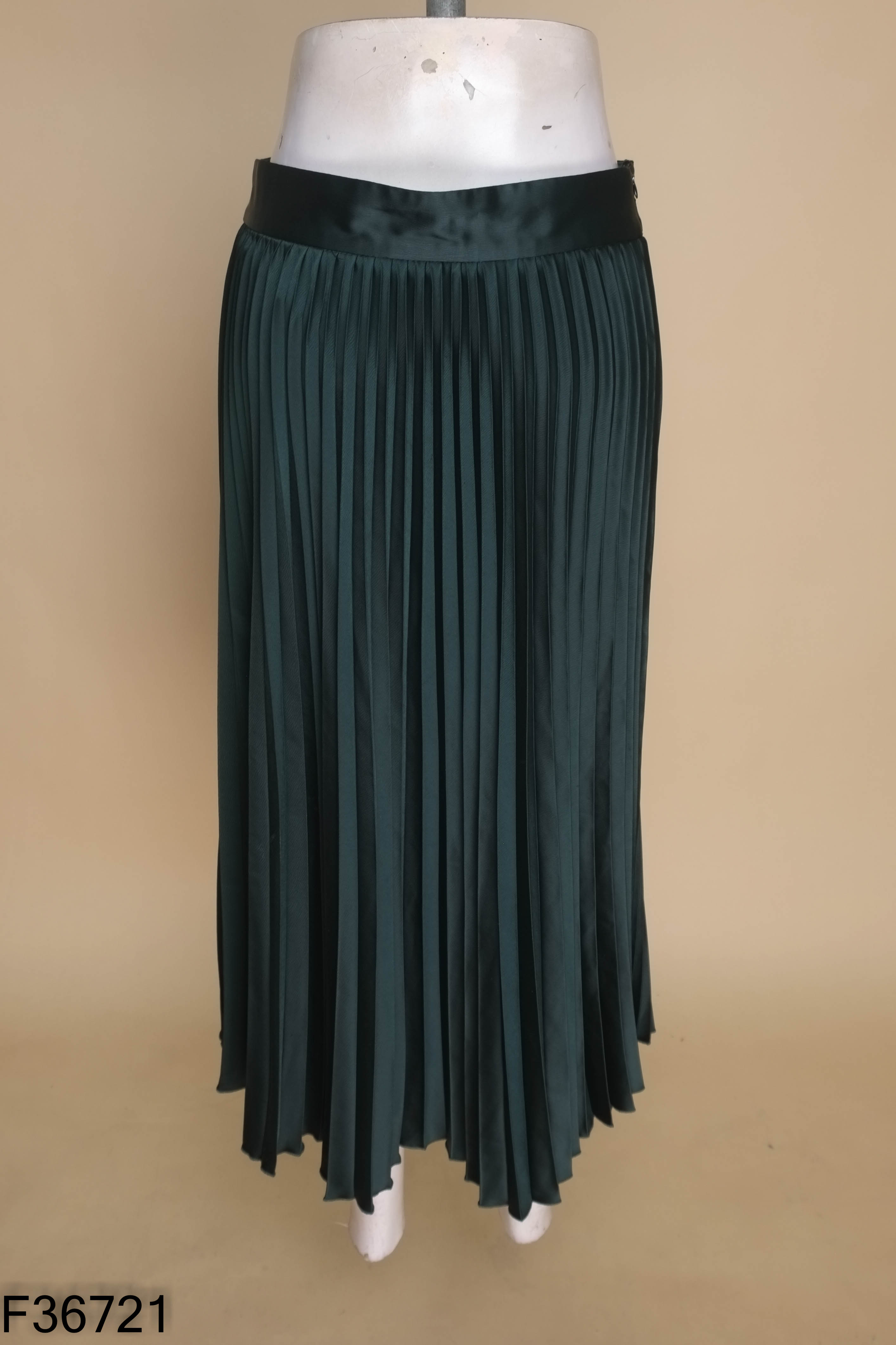 Chân váy satin xanh xếp ly