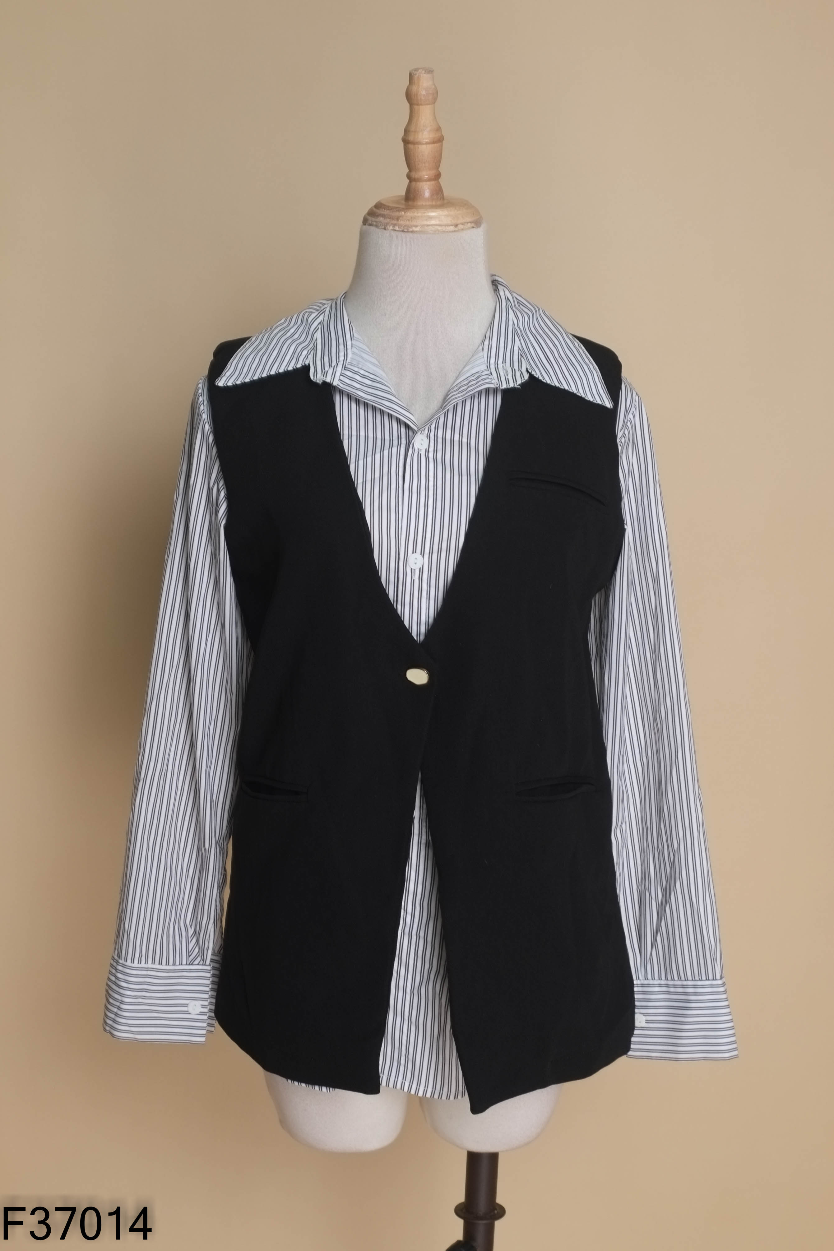 Set áo gile đen + áo sơ mi kẻ