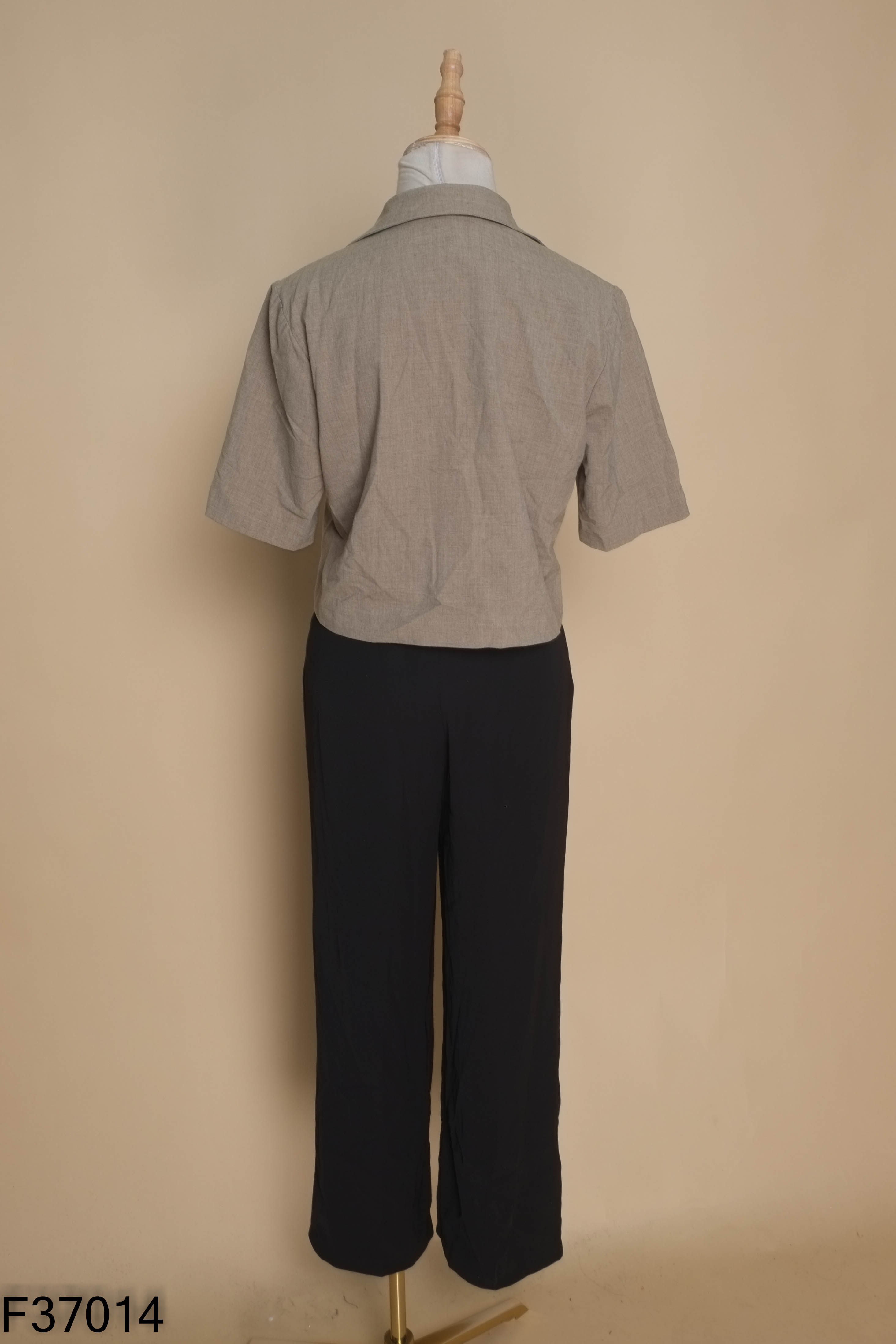 Set áo sơ mi xanh rêu + quần dài đen