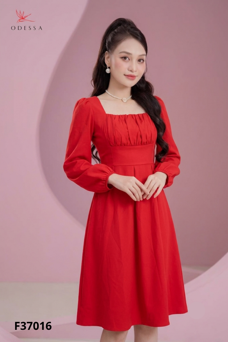 Váy đỏ cổ vuông buộc eo