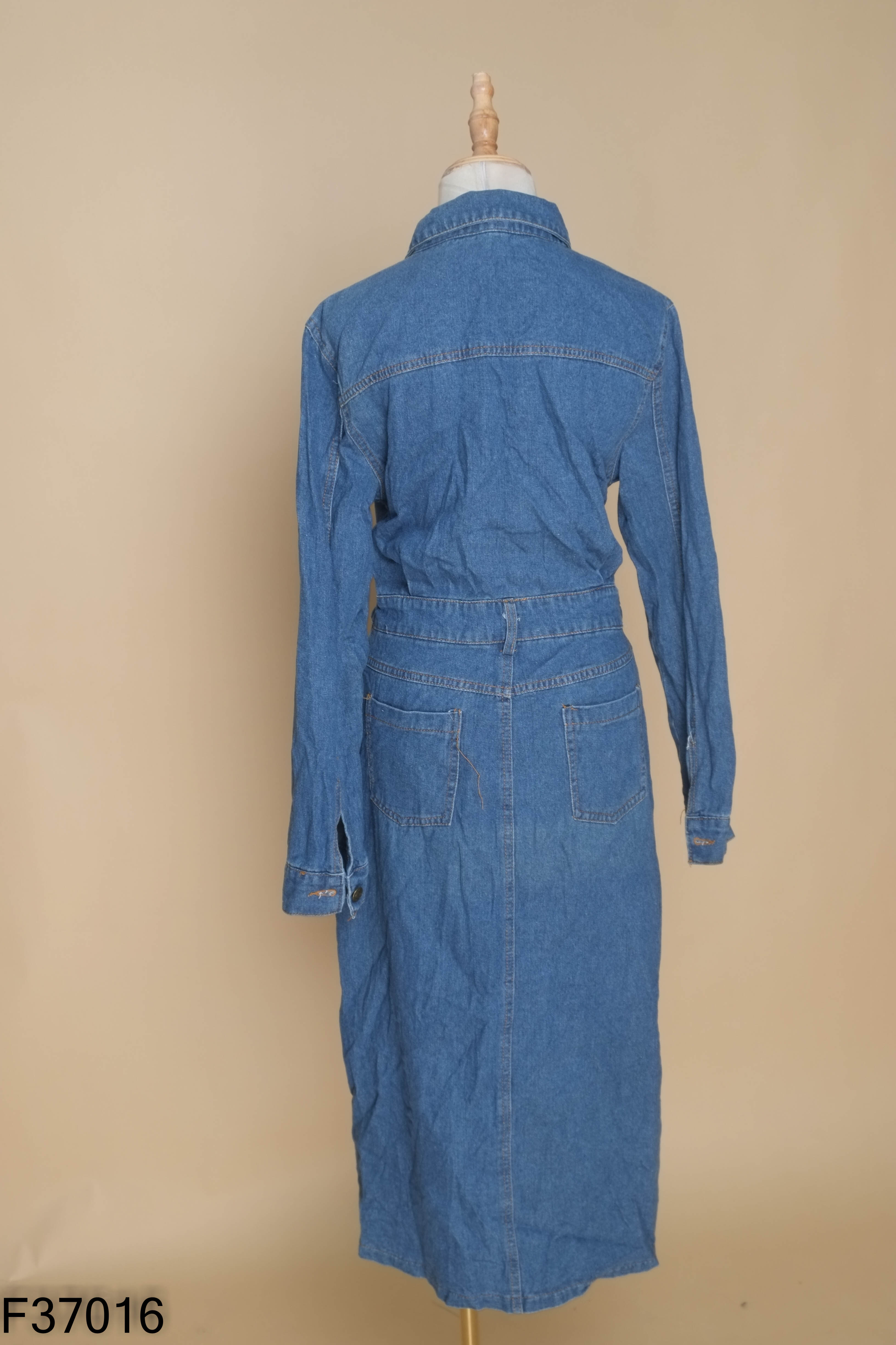 Váy jeans xanh phối cúc