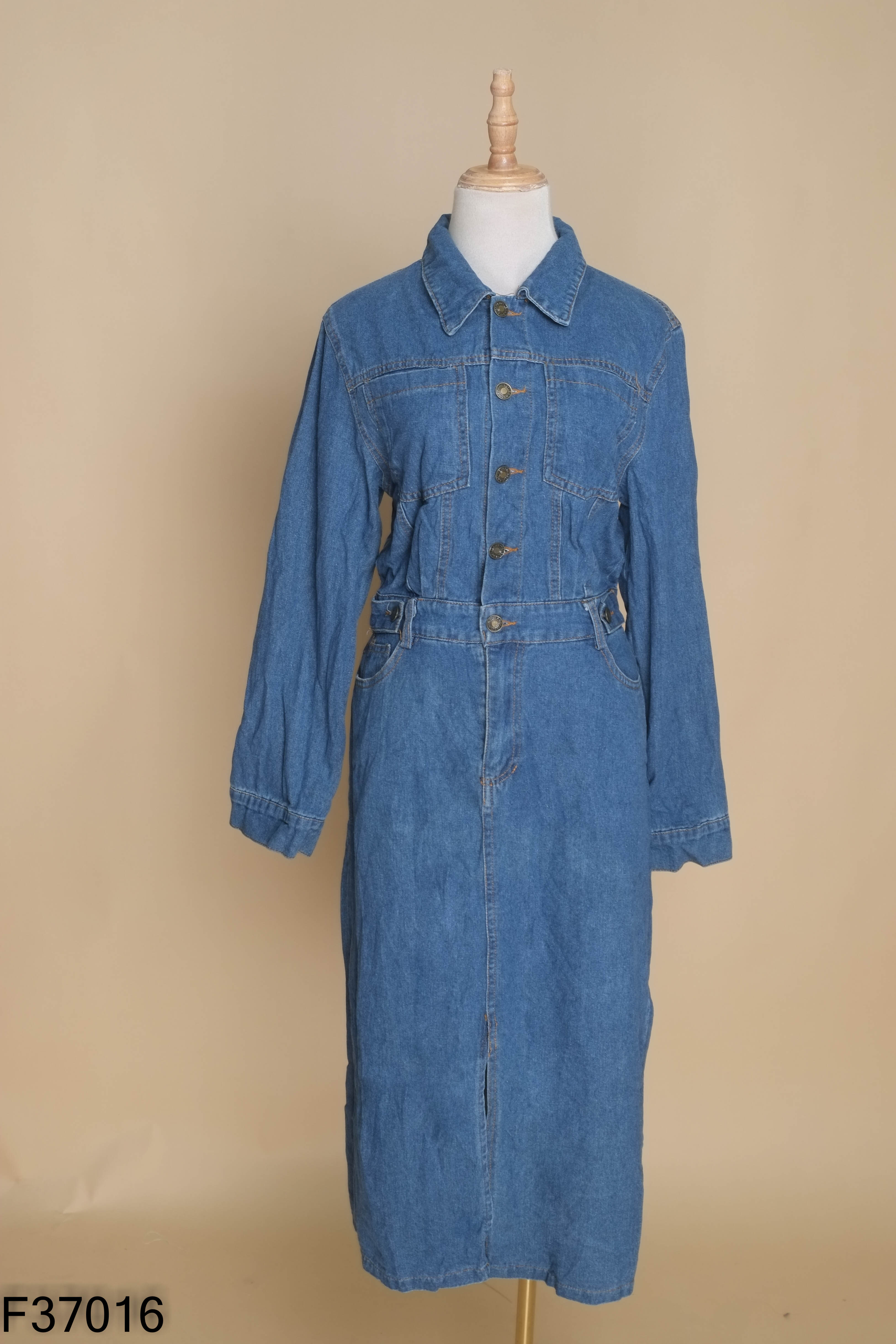 Váy jeans xanh phối cúc
