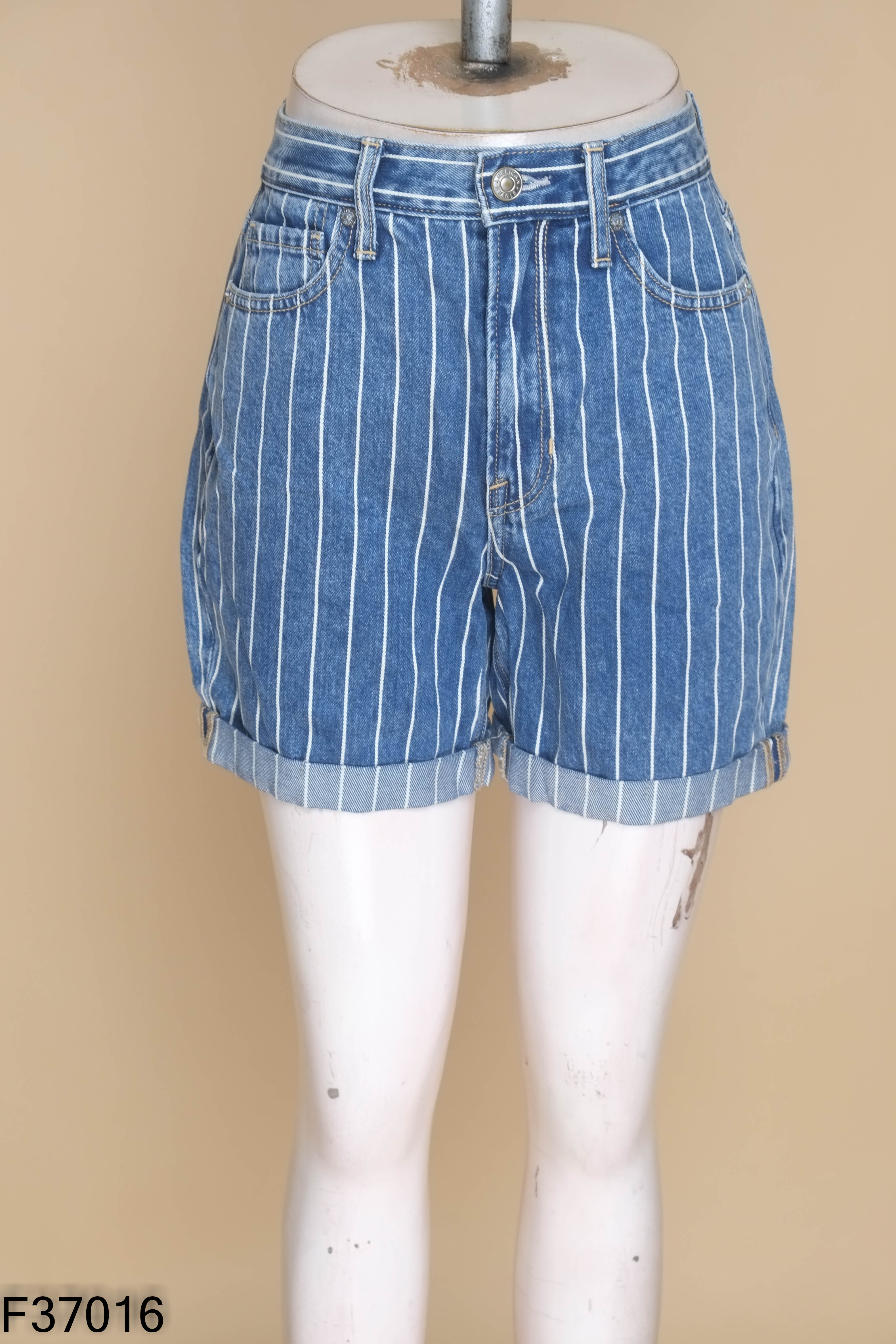 Quần shorts jeans xanh sọc trắng