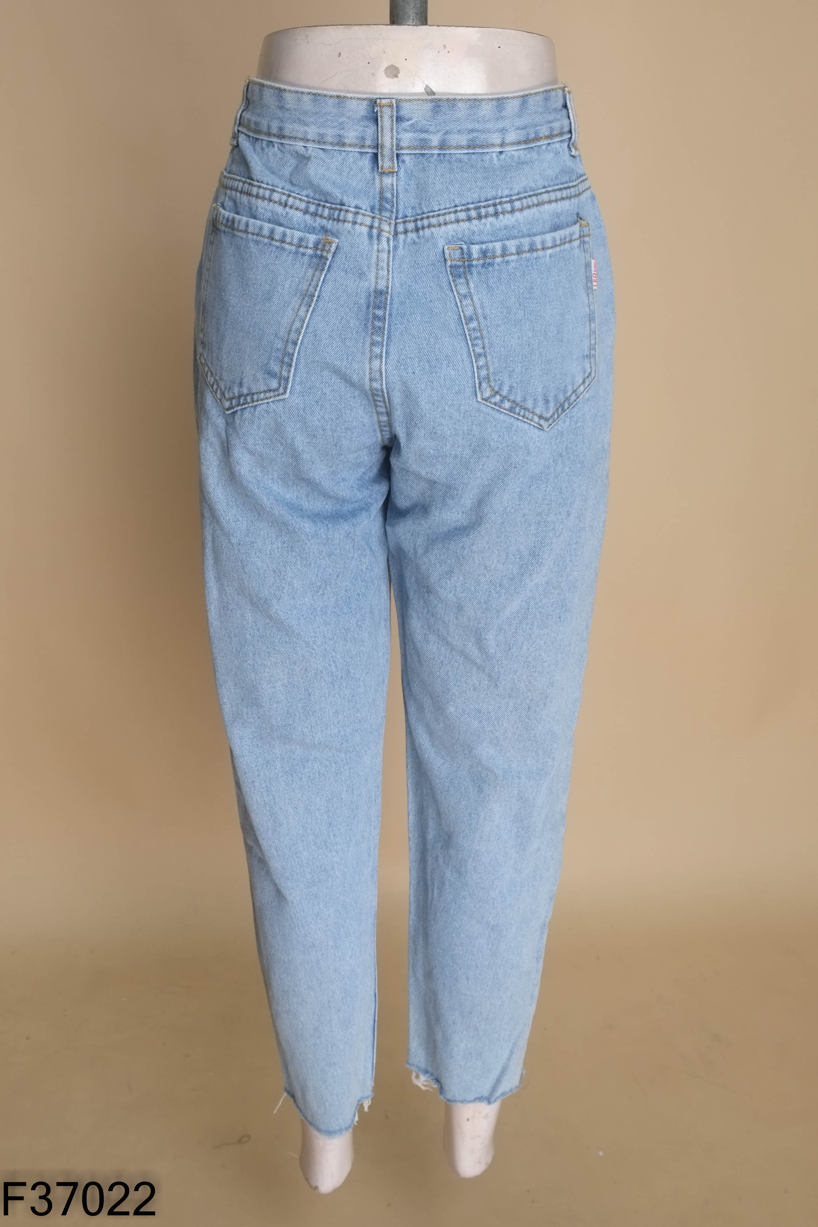 Quần jeans xanh rách
