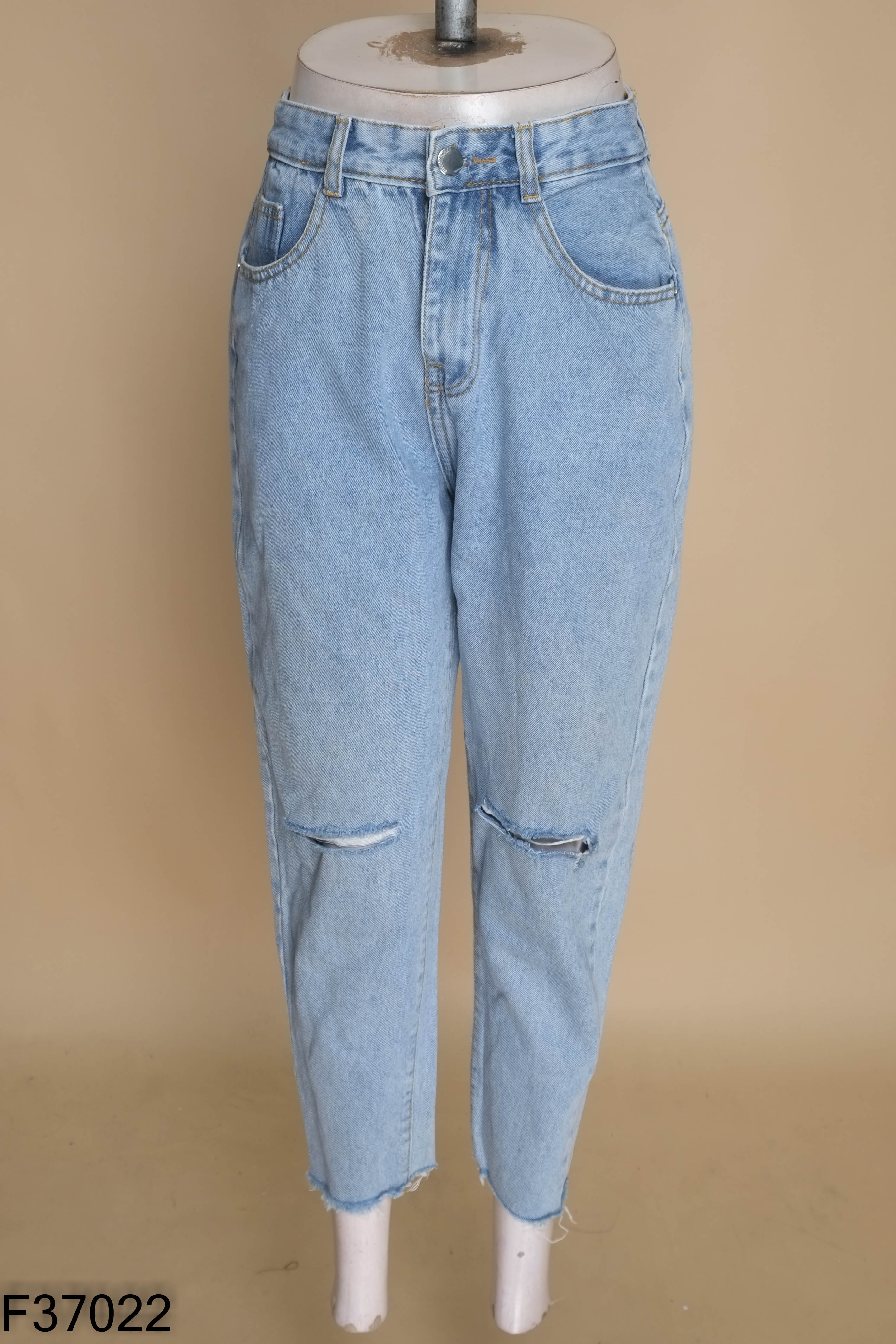 Quần jeans xanh rách
