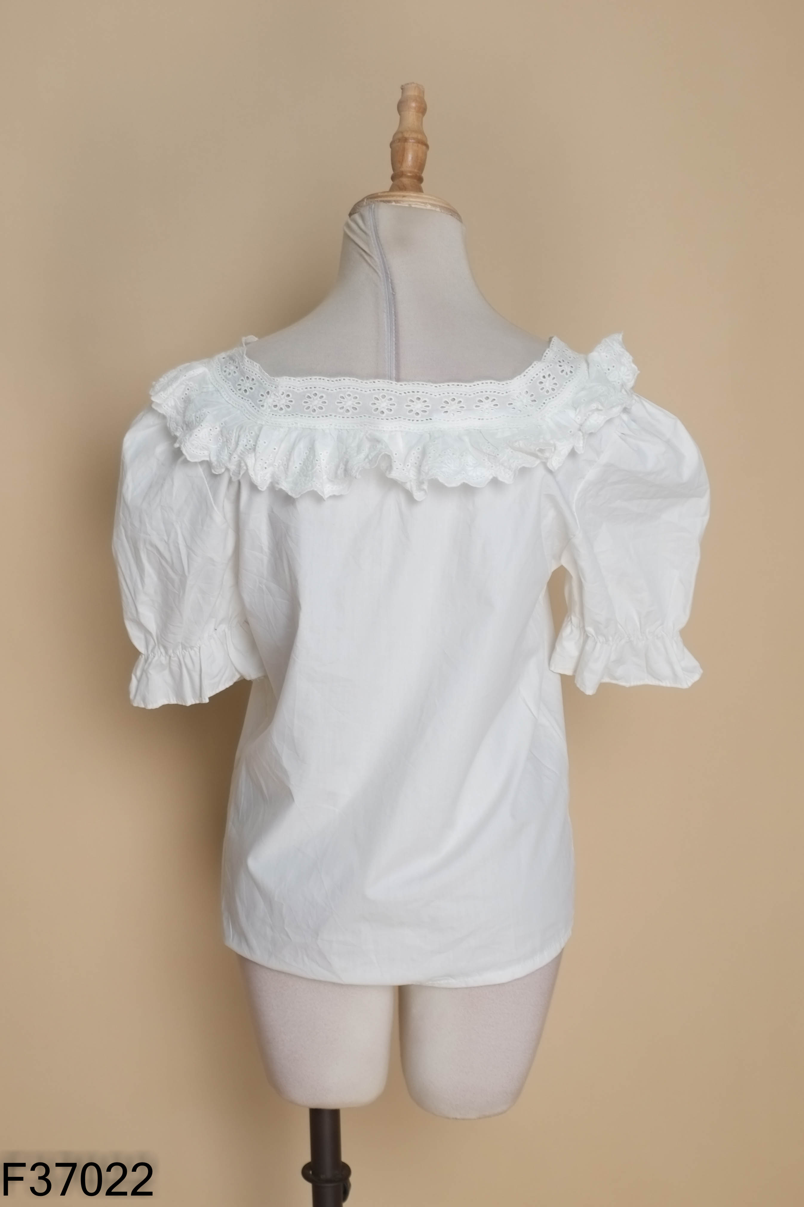 Áo trắng MISU cổ ren