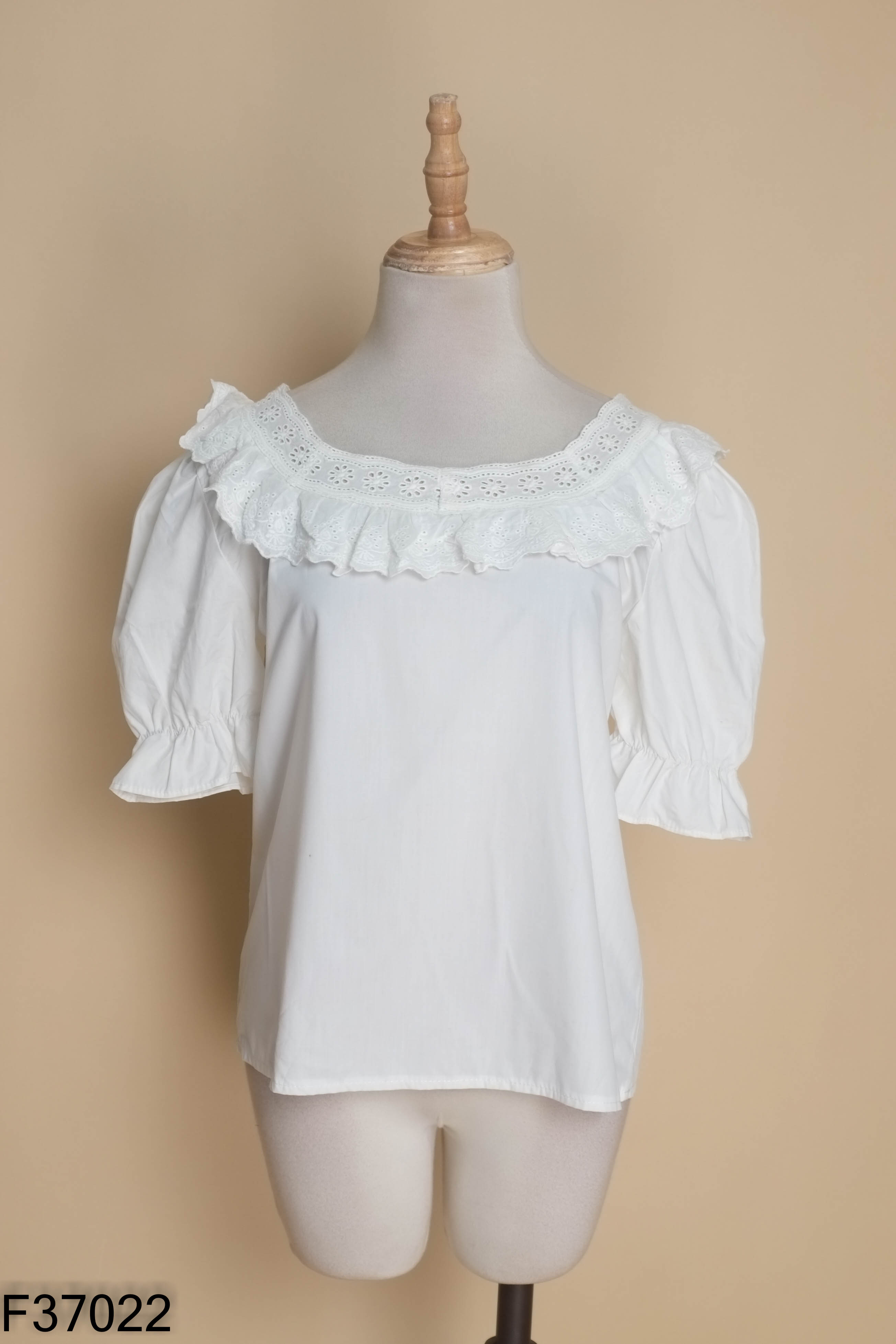 Áo trắng MISU cổ ren