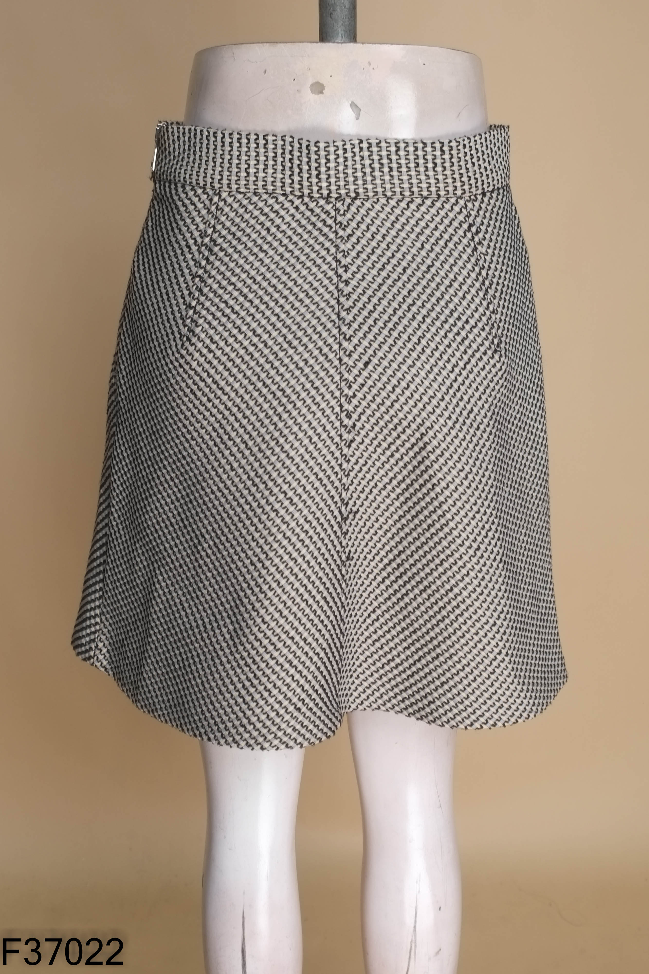 Chân váy dạ trắng họa tiết ZARA