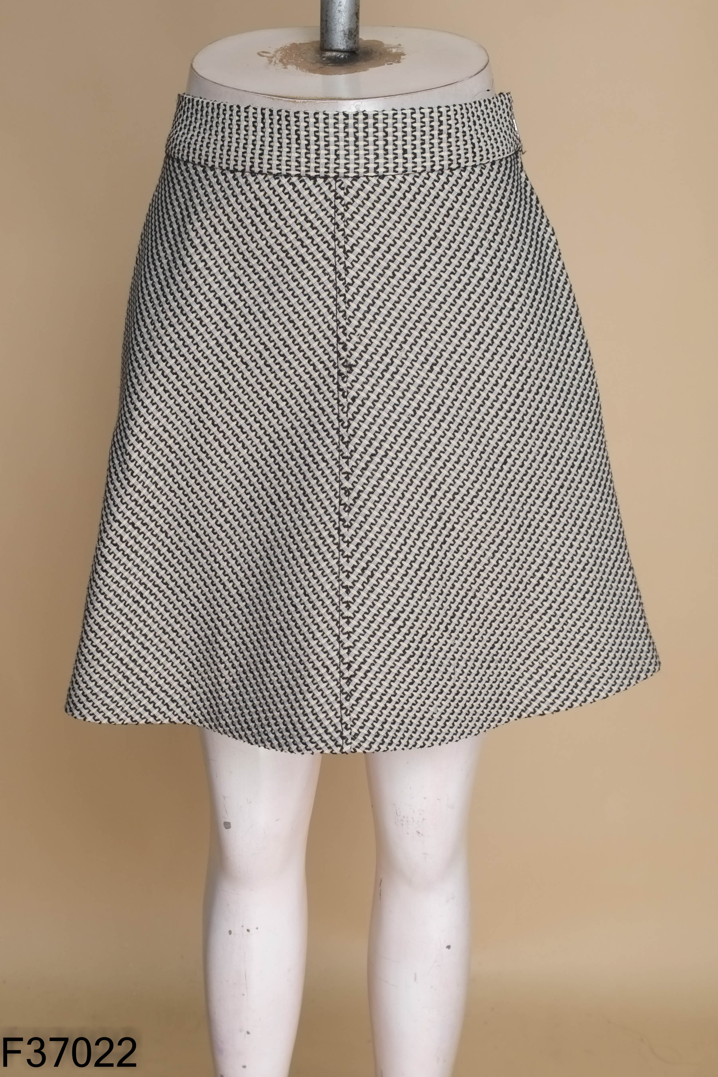 Chân váy dạ trắng họa tiết ZARA
