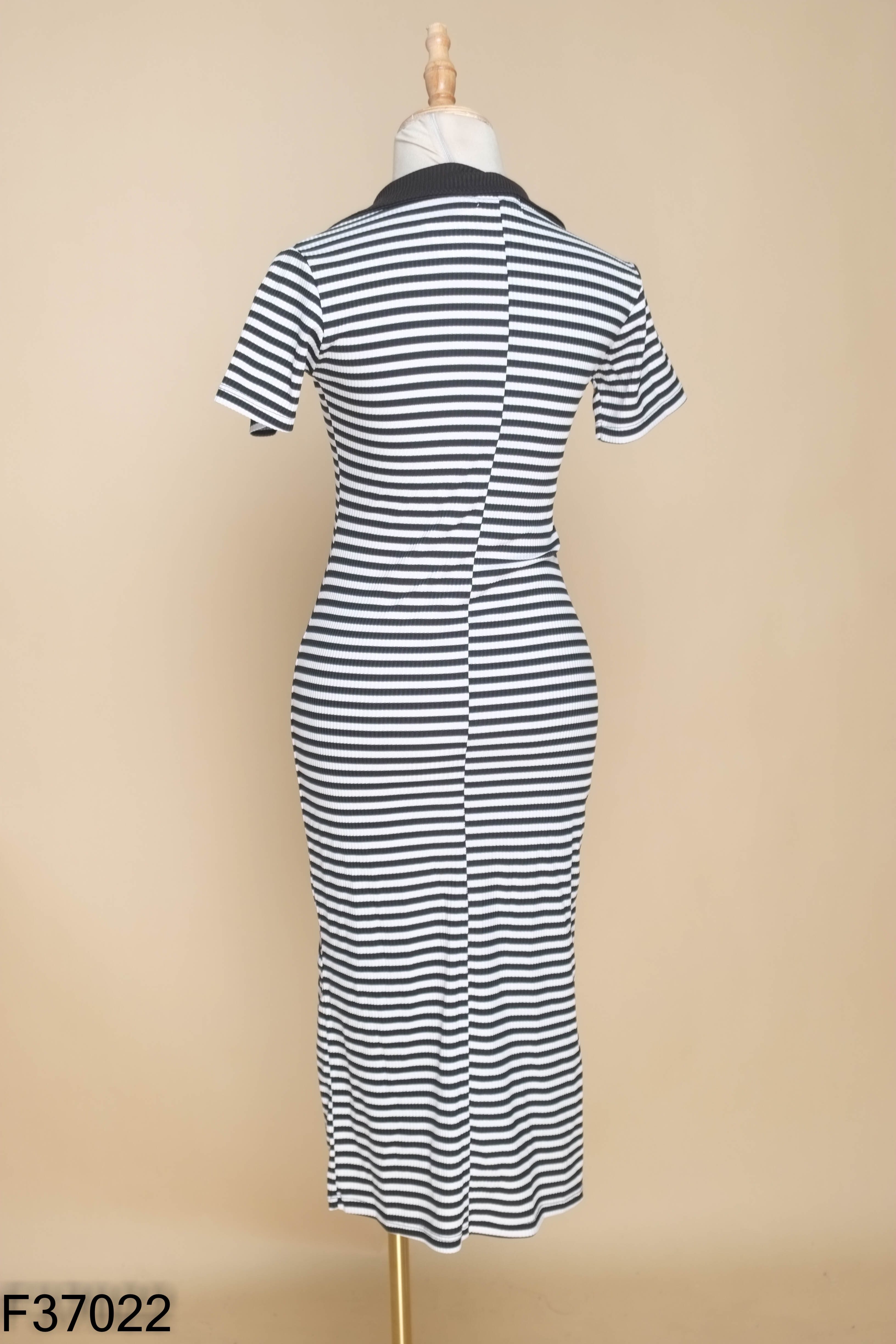 Váy đen PTN.DESIGN kẻ ngang
