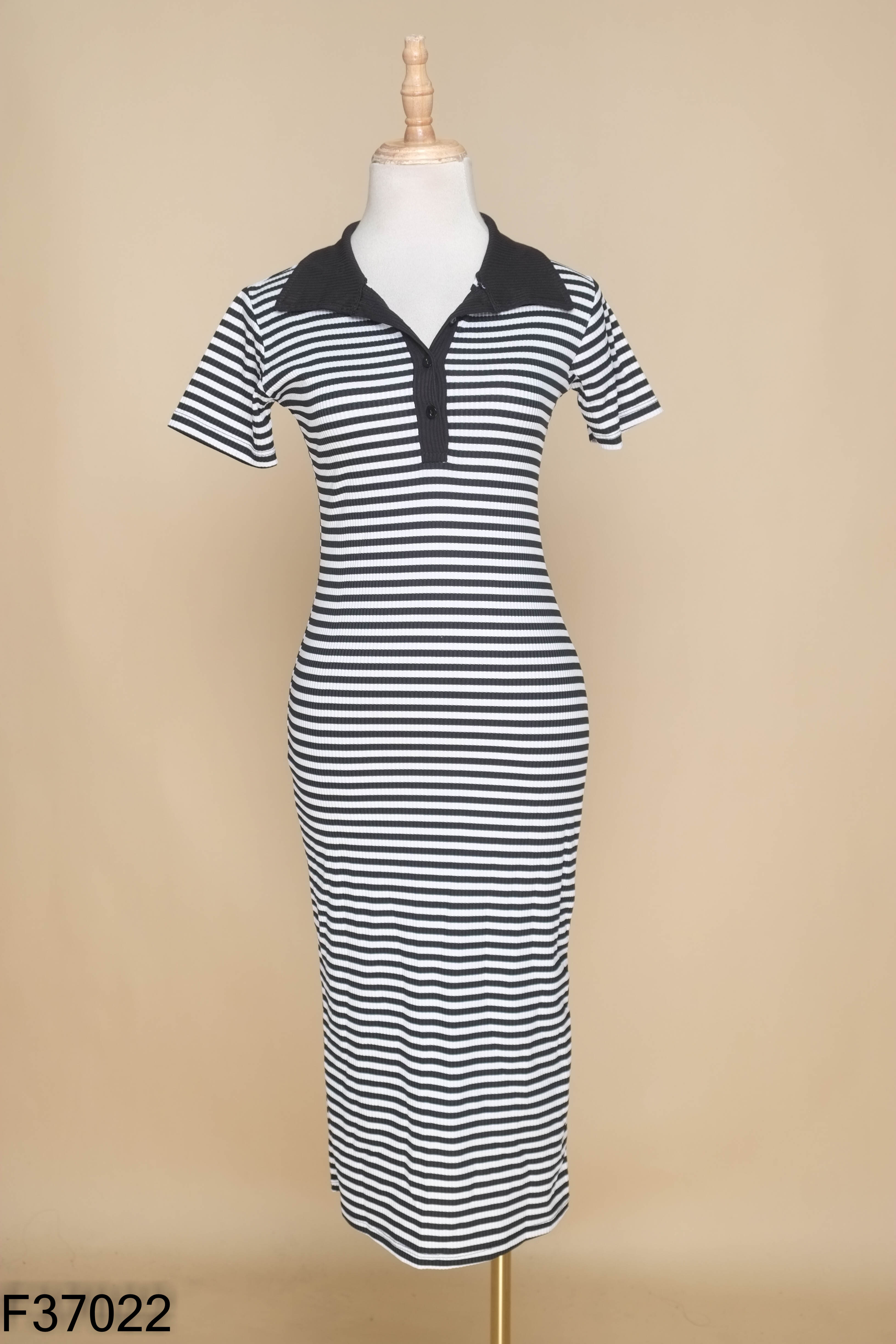 Váy đen PTN.DESIGN kẻ ngang