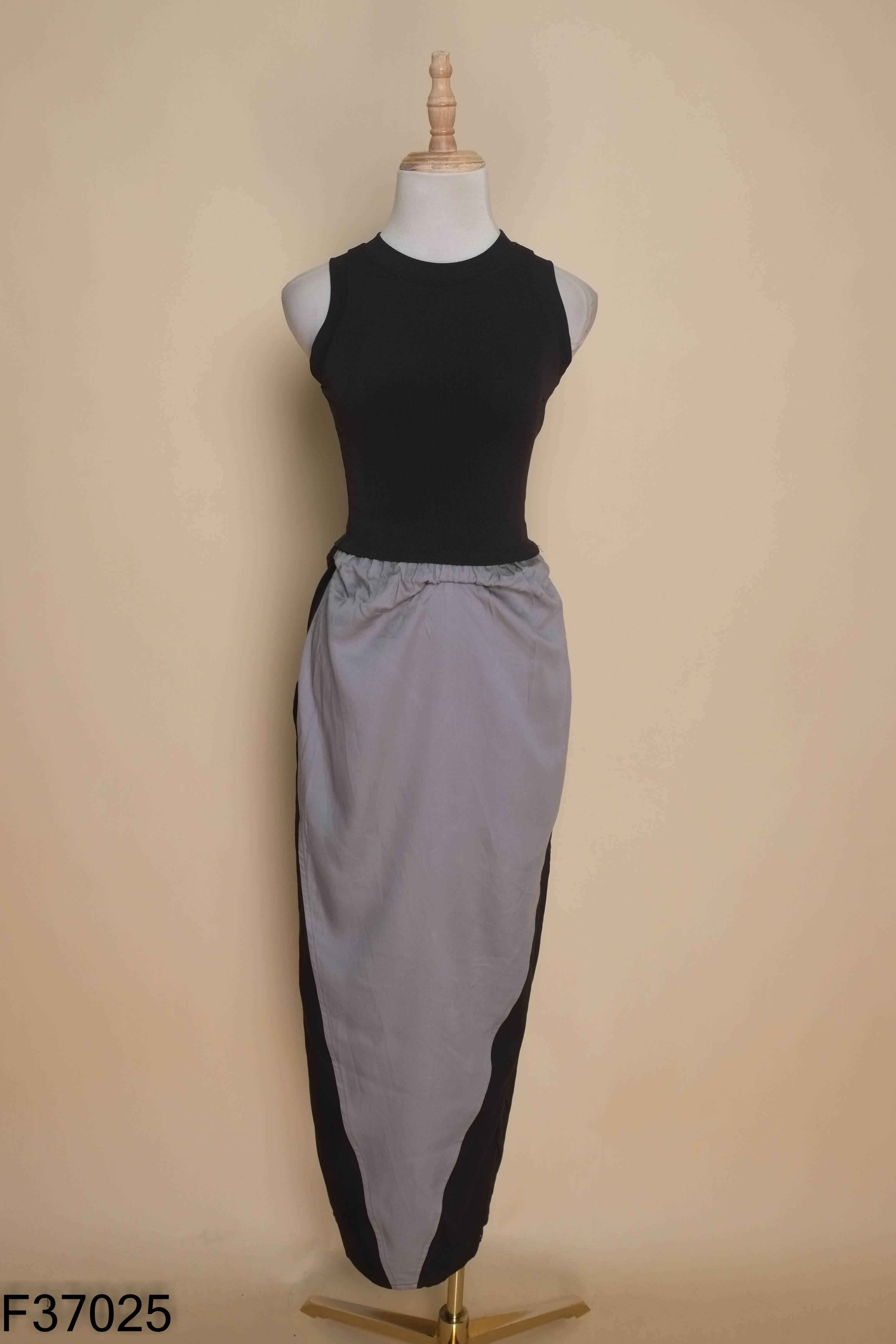 Set đen áo sát nách+váy dài