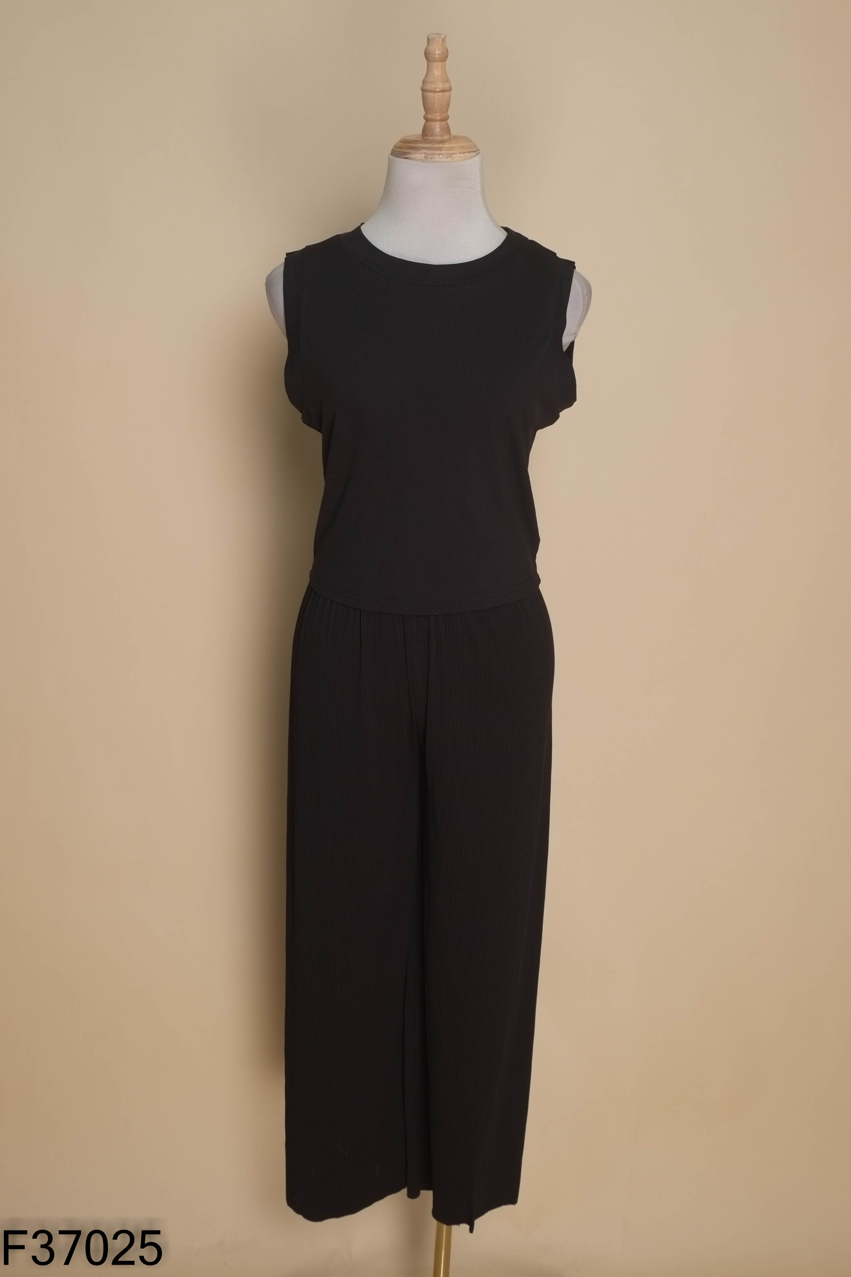 Set đen sát nách LOVITO+quần