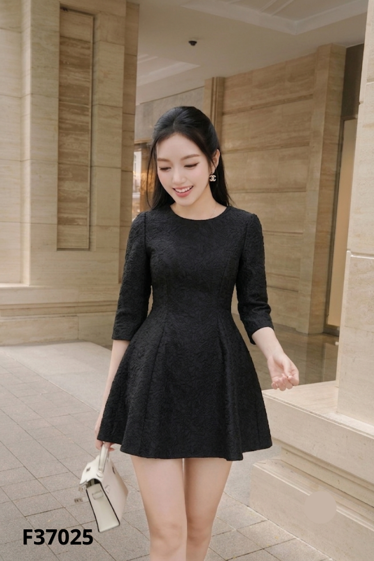 Váy gấm đen ngắn dài tay