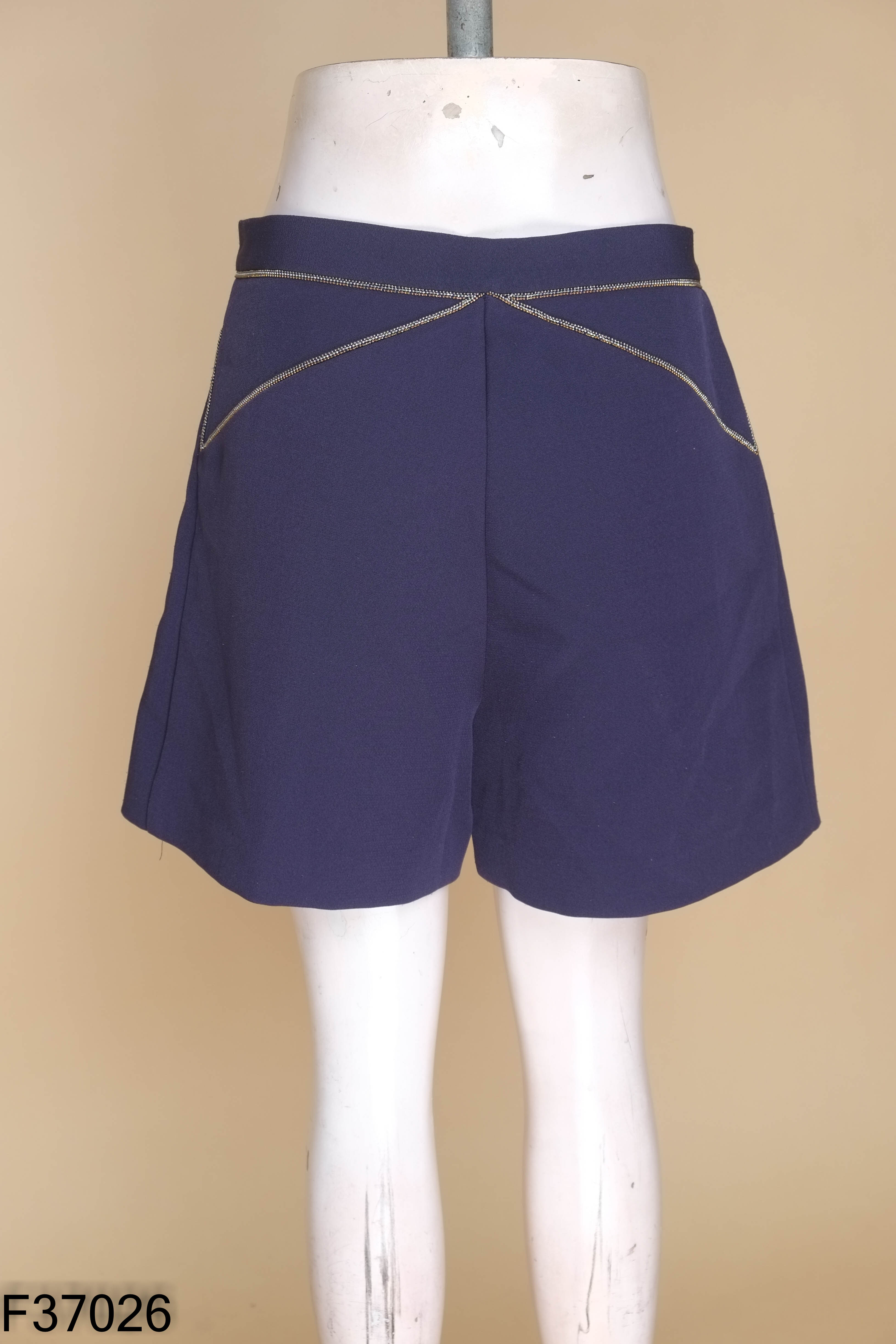 Quần shorts vải xanh than đính đá