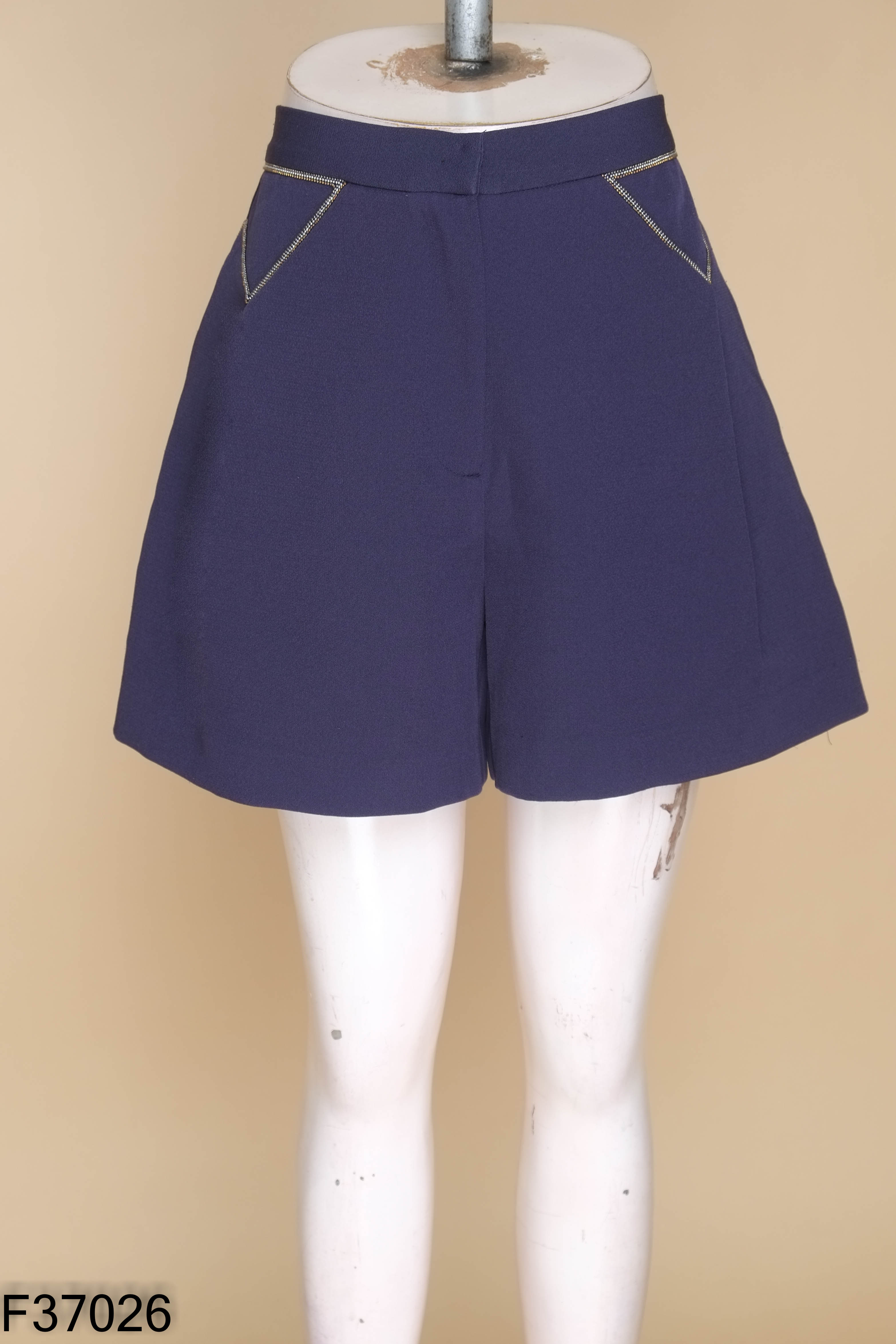 Quần shorts vải xanh than đính đá