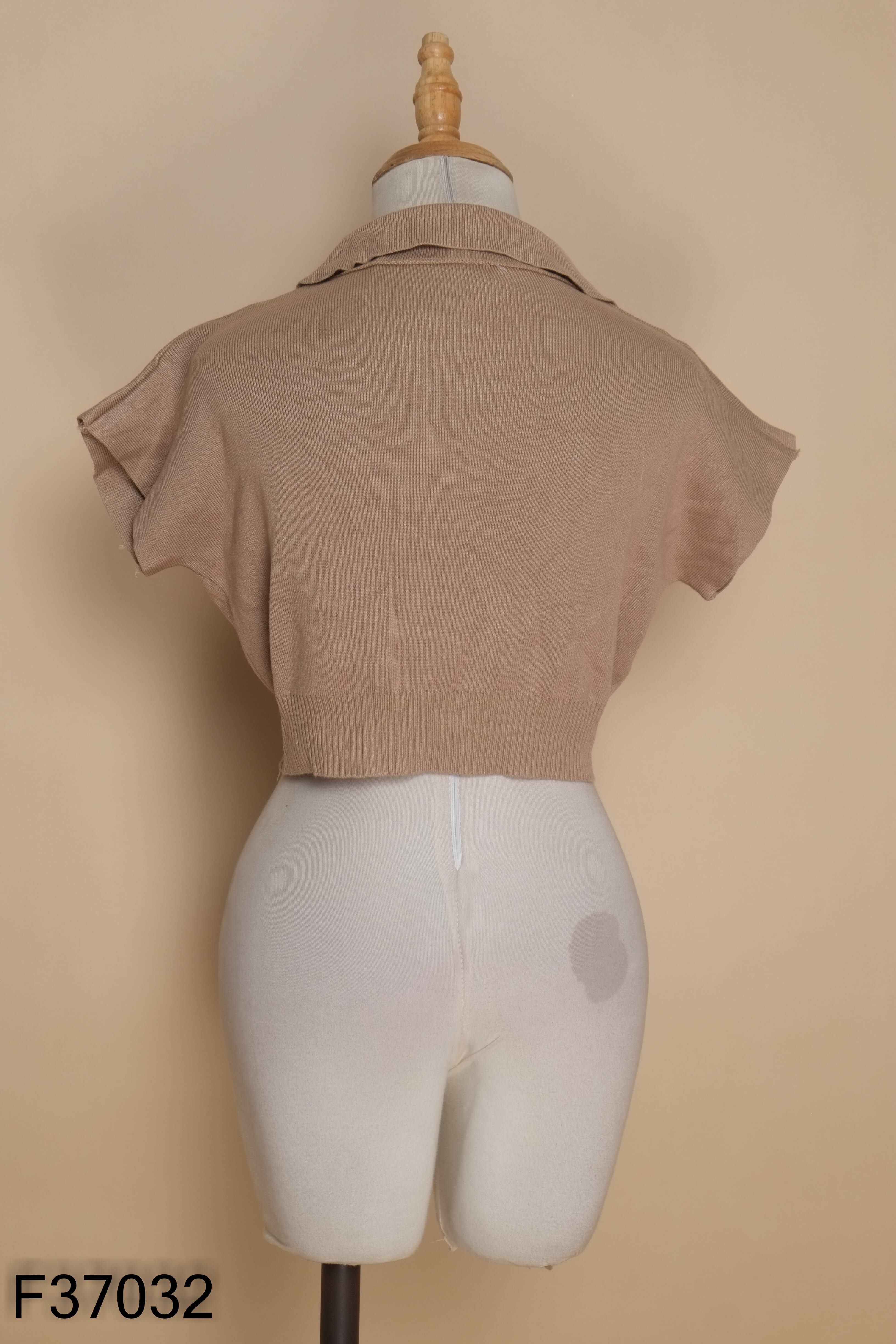 Áo len croptop nâu trợn