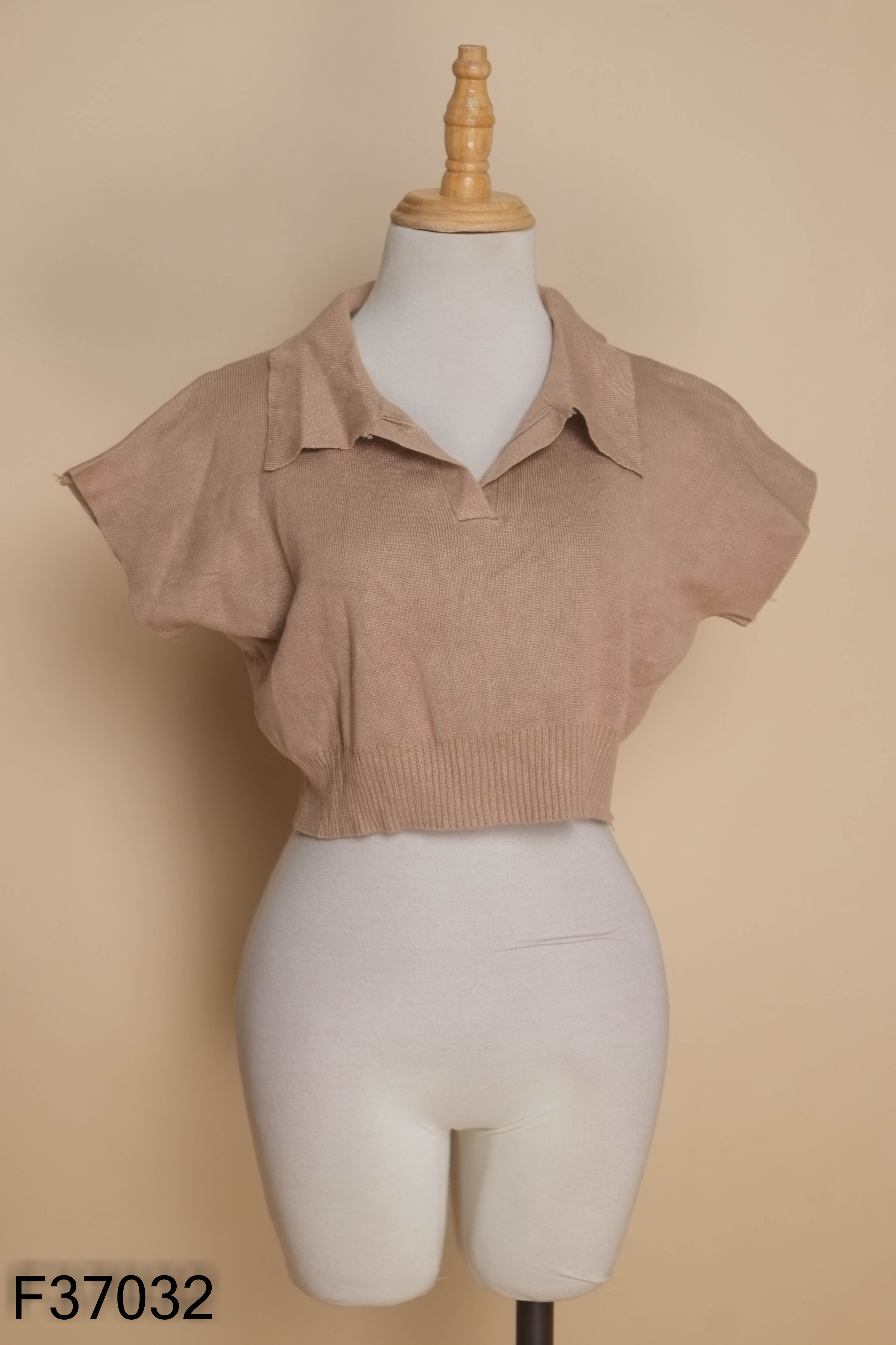 Áo len croptop nâu trợn