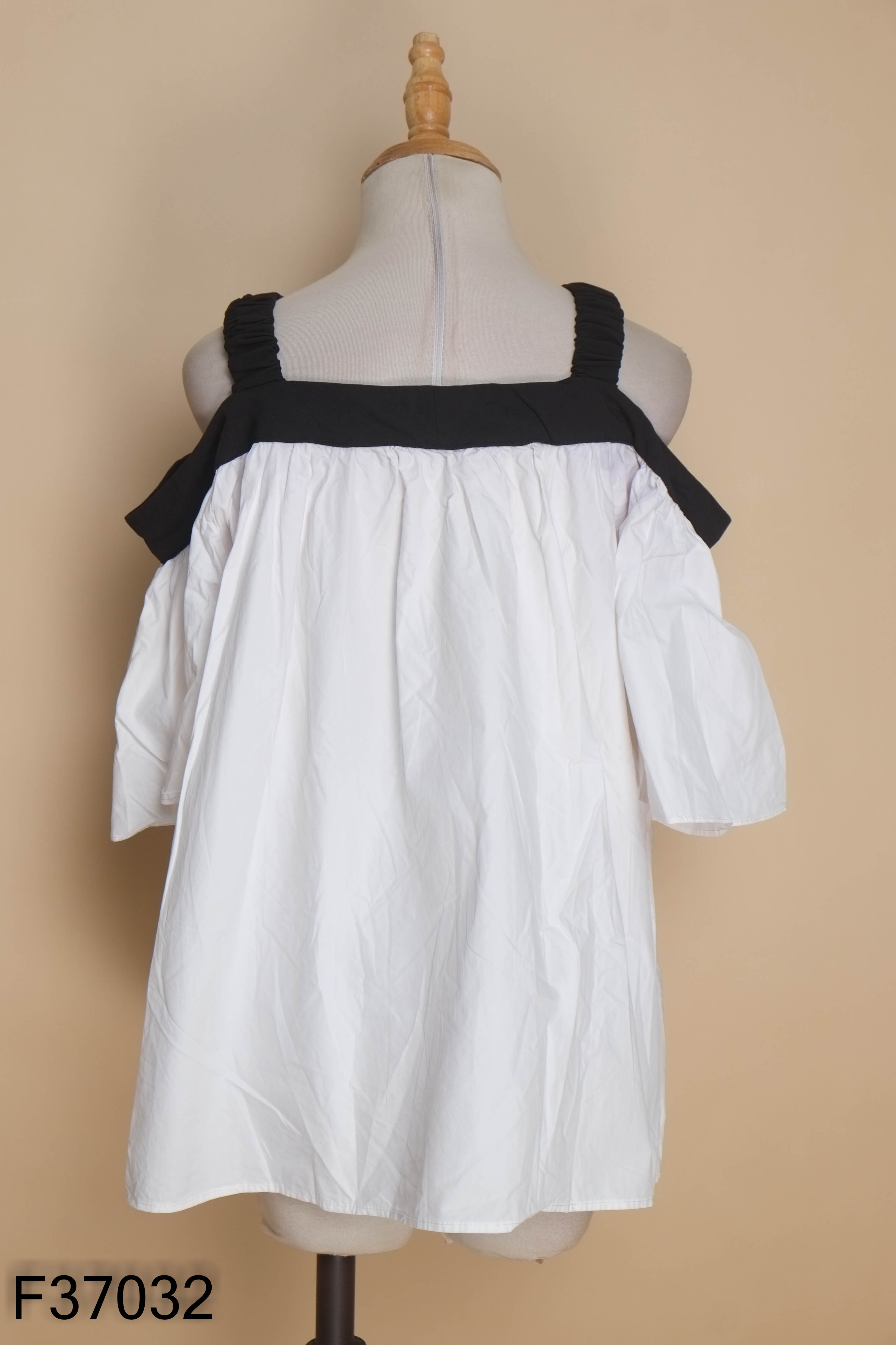 Áo babydoll trắng hai dây đen trễ vai