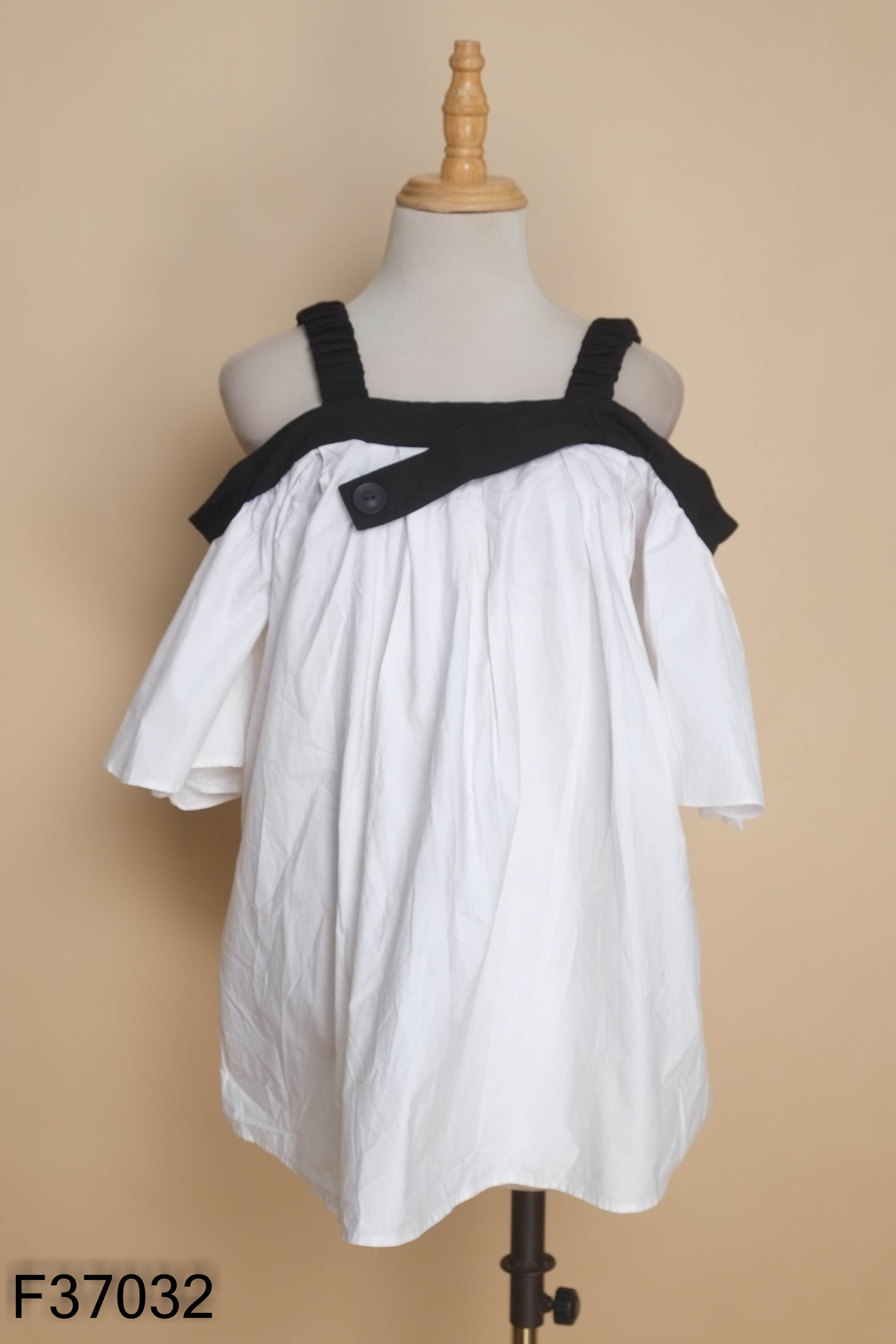 Áo babydoll trắng hai dây đen trễ vai