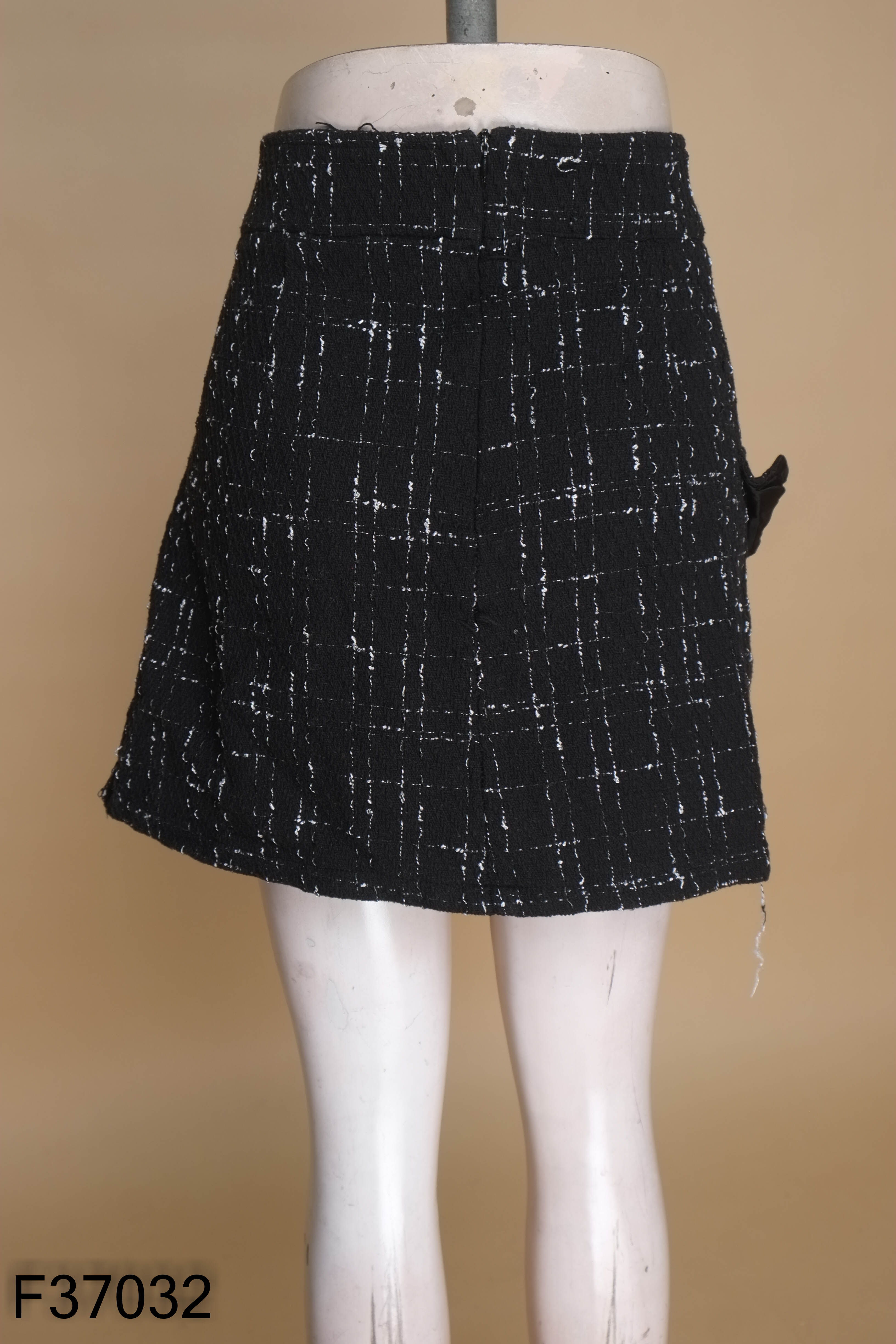 Chân váy dạ tweed len đen mix trắng