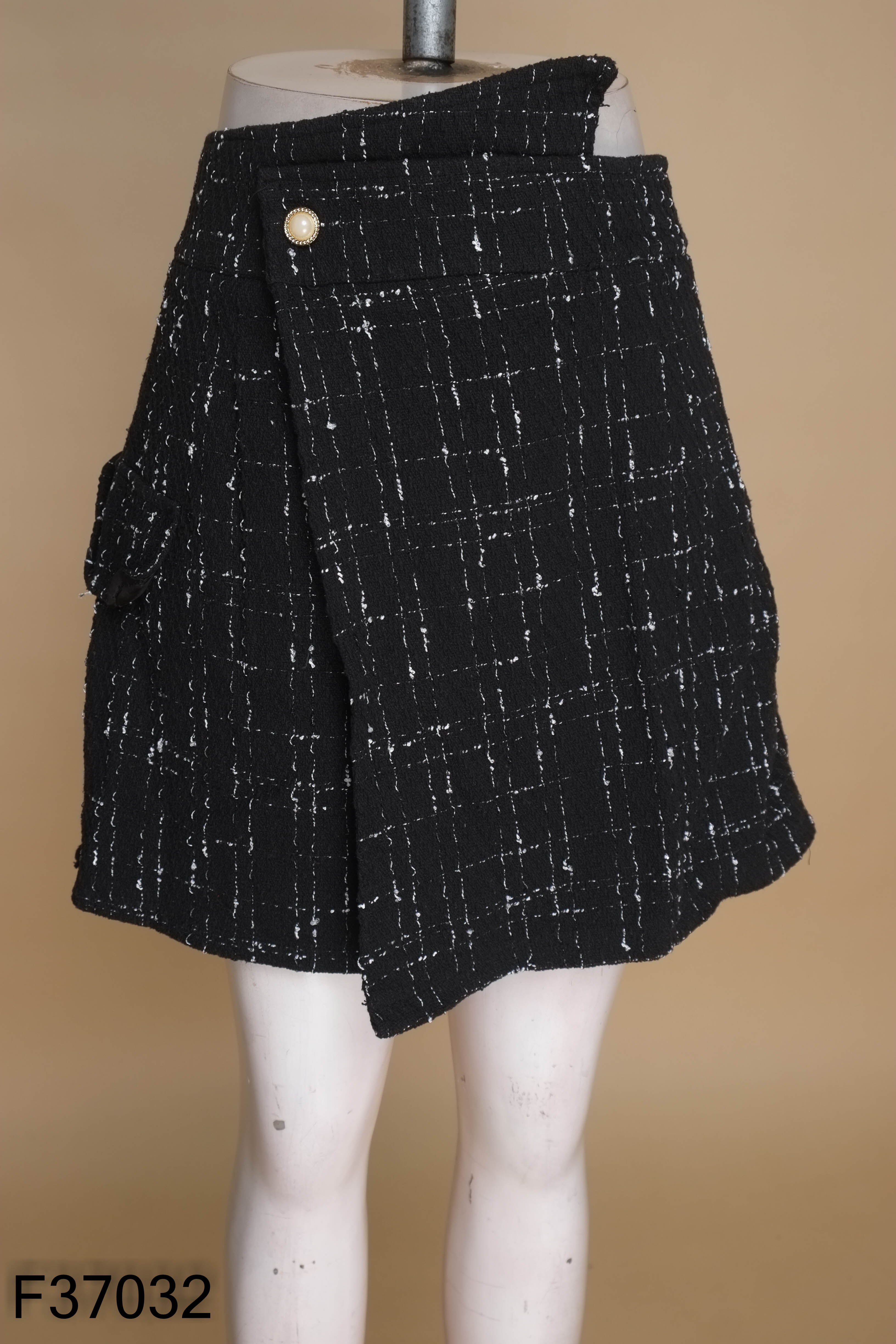Chân váy dạ tweed len đen mix trắng