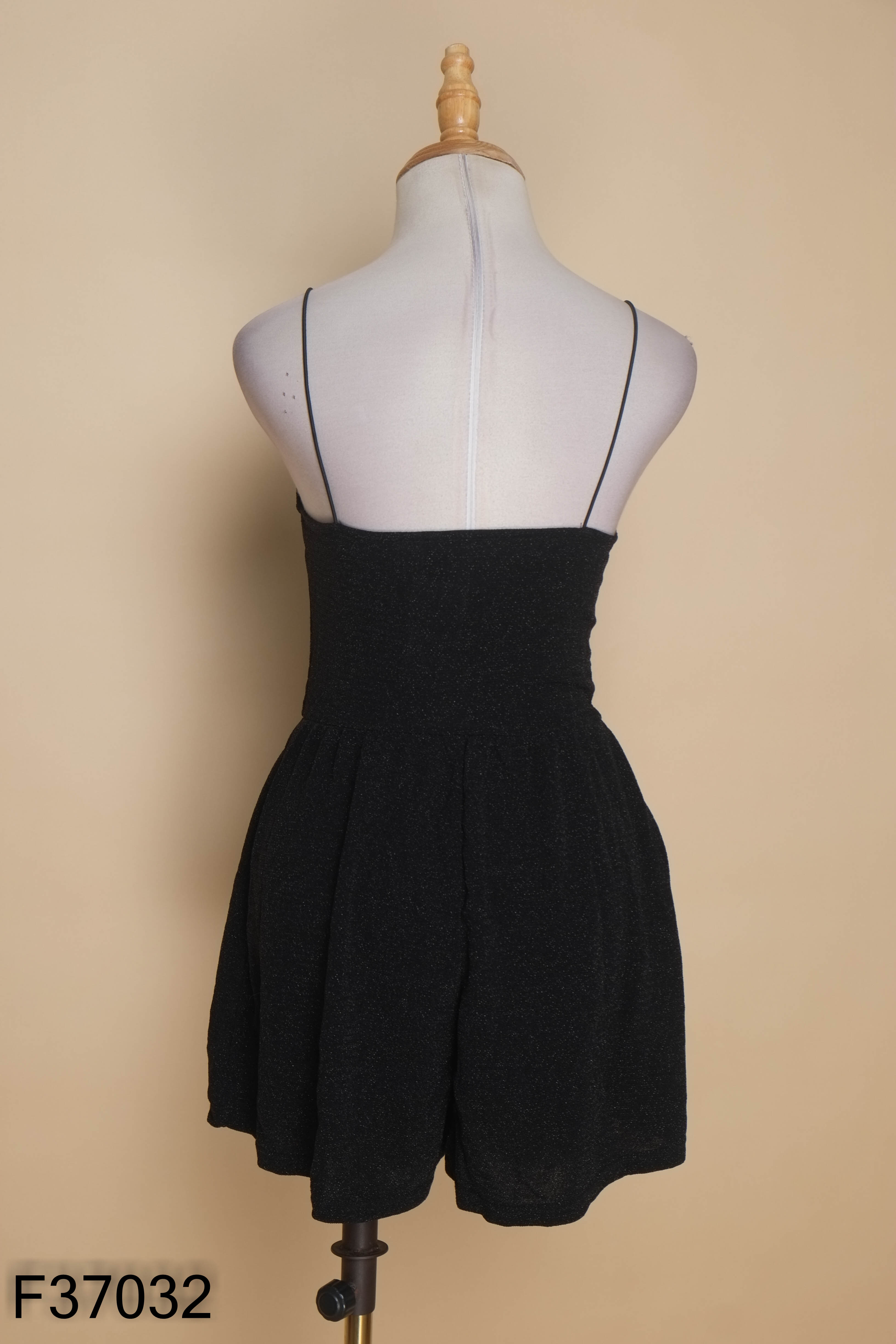 Jumpsuit đen ánh kim DIVIDED hai dây