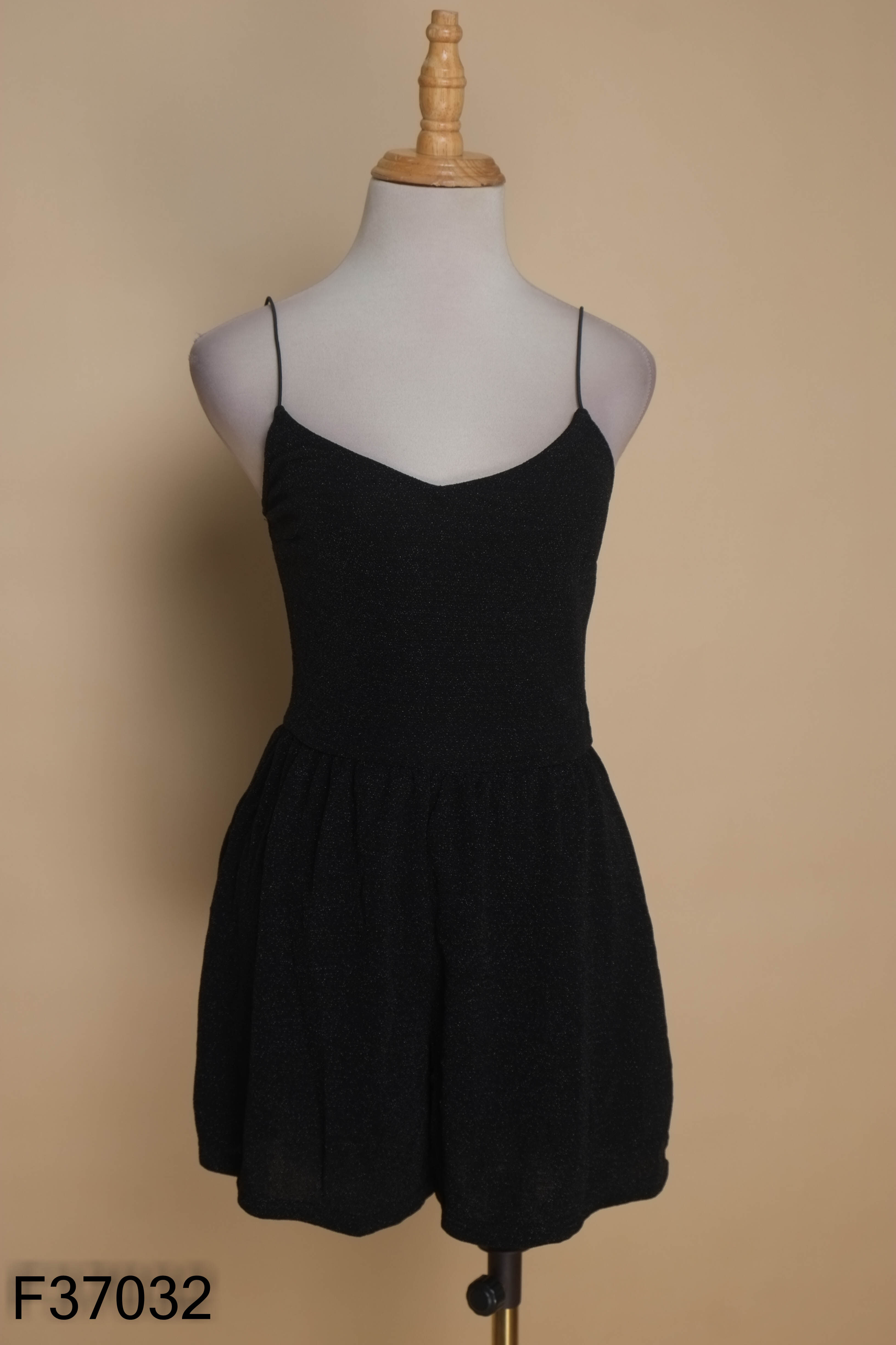 Jumpsuit đen ánh kim DIVIDED hai dây